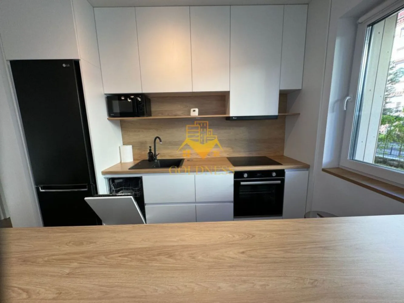 2 camere, modern, garaj, Central, Record Park Zona The Office, 21 DEC - GOLDNESS Imobiliare vă propune spre închiriere un apartament cu 2 camere open-space complet mobilat și utilat, la parter într-un imobil de 5 etaje, în Zona Centrala, Record Park. Se poate inchiria parcare subterana cu 50e ! Se află în apropierea stațiilor de transport în comun, magazine, restaurante, spații verzi, farmacii, scoli, etc. Apartamentul este compartimentat astfel: - dormitor cu pat matrimonial, dressing, noptiere - living cu bucatarie open-space complet utilată, canapea, loc de servit masa - baie cu dus walk-in, calorifer port prosop și dulap pentru depozitare, masina de spalat. - curte de 31 mp. Imobilul este dotat cu toate cele necesare- centrală pe bloc cu contorizare separata(prin termostat), mașină de spălat haine, masina de spalat vase, frigider, plită electrică, hotă, microunde, etc. Dacă sunteți interesați de acest apartament și doriți să îl vizionați, dar și pentru alte oferte nu ezitați să ne contactați telefonic sau prin e-mail. Vă stăm la dispoziție! Pentru intermediere se percepe un comision de 50% din prețul chiriei!