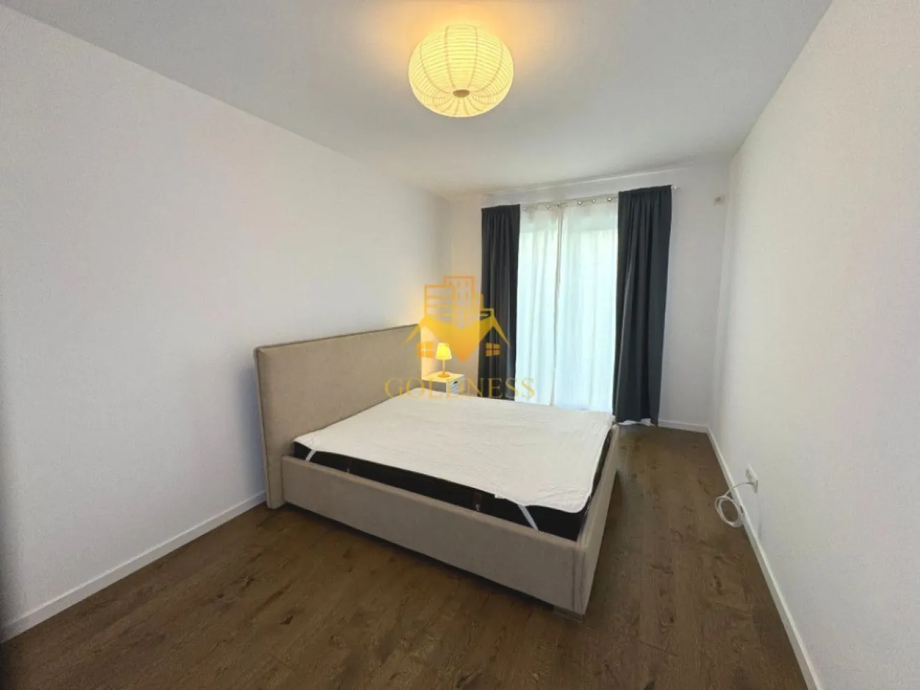 2 camere, modern, garaj, Central, Record Park Zona The Office, 21 DEC - GOLDNESS Imobiliare vă propune spre închiriere un apartament cu 2 camere open-space complet mobilat și utilat, la parter într-un imobil de 5 etaje, în Zona Centrala, Record Park. Se poate inchiria parcare subterana cu 50e ! Se află în apropierea stațiilor de transport în comun, magazine, restaurante, spații verzi, farmacii, scoli, etc. Apartamentul este compartimentat astfel: - dormitor cu pat matrimonial, dressing, noptiere - living cu bucatarie open-space complet utilată, canapea, loc de servit masa - baie cu dus walk-in, calorifer port prosop și dulap pentru depozitare, masina de spalat. - curte de 31 mp. Imobilul este dotat cu toate cele necesare- centrală pe bloc cu contorizare separata(prin termostat), mașină de spălat haine, masina de spalat vase, frigider, plită electrică, hotă, microunde, etc. Dacă sunteți interesați de acest apartament și doriți să îl vizionați, dar și pentru alte oferte nu ezitați să ne contactați telefonic sau prin e-mail. Vă stăm la dispoziție! Pentru intermediere se percepe un comision de 50% din prețul chiriei!