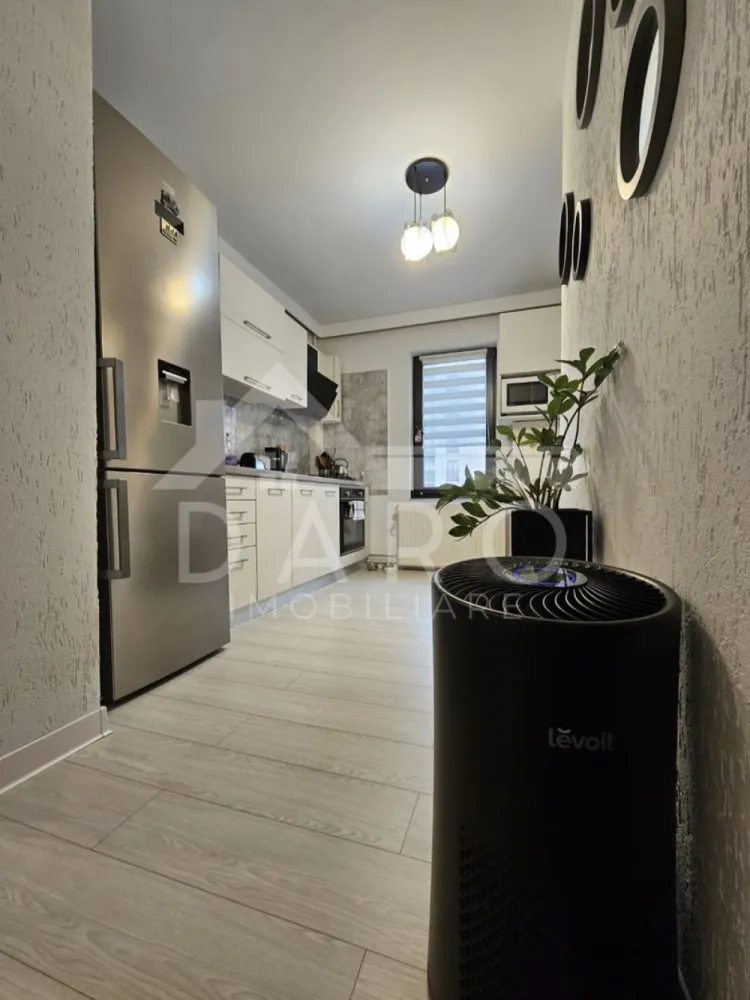 ✨ Apartament 2 camere MODERN | Tudor | Str. Transilvania - 🔥 Apartament 2 camere MODERN | Tudor | Str. Transilvania | 98.000 € 🔥
Dacă îți dorești un apartament amenajat cu bun gust, luminos și gata de mutare, în unul dintre cele mai căutate cartiere din Târgu Mureș — acesta este pentru tine 👇
📍 Târgu Mureș – cartier Tudor, str. Transilvania
💰 Preț: 98.000 €
🏡 Apartament cu 2 camere, situat la etajul 4, perfect pentru locuit sau investiție.
✨ Te cucerește din prima:
✔ living spațios, luminos, amenajat modern – perfect pentru relaxare
✔ dormitor cozy, cu pat matrimonial și atmosferă caldă
✔ bucătărie complet utilată, cu zonă de dining
✔ baie îngrijită, modernă
✔ hol cu spații generoase de depozitare
💎 Dotări & îmbunătățiri:
✔ instalație electrică complet schimbată
✔ aer condiționat
✔ mobilier modern, atent ales
✔ electrocasnice incluse
✔ geamuri cu rulouri moderne tip zebra
✔ acoperiș refăcut recent – fără griji
📍 Locație excelentă:
✔ cartier Tudor – una dintre cele mai căutate zone
✔ aproape de magazine, școli, farmacii
✔ acces rapid la transport
✔ ideal pentru închiriere (randament foarte bun)
🔥 Ideal pentru:
✔ locuință personală – te muți imediat
✔ investiție sigură – se închiriază rapid
⚠️ Apartamentele complet renovate în Tudor se vând FOARTE rapid!
📞 Detalii și vizionări:
Coman Maria – DARO Imobiliare & Kiwi Finance
📱 0749 535 729
💰 Vrei să cumperi prin credit?
Lucrez cu 12 bănci din România și te ajut să obții cea mai bună ofertă:
✔ analiză gratuită
✔ aprobare rapidă
✔ dobânzi negociate
✔ fără drumuri inutile
👉 Practic, te ajut să cumperi acest apartament mai ușor și mai avantajos!