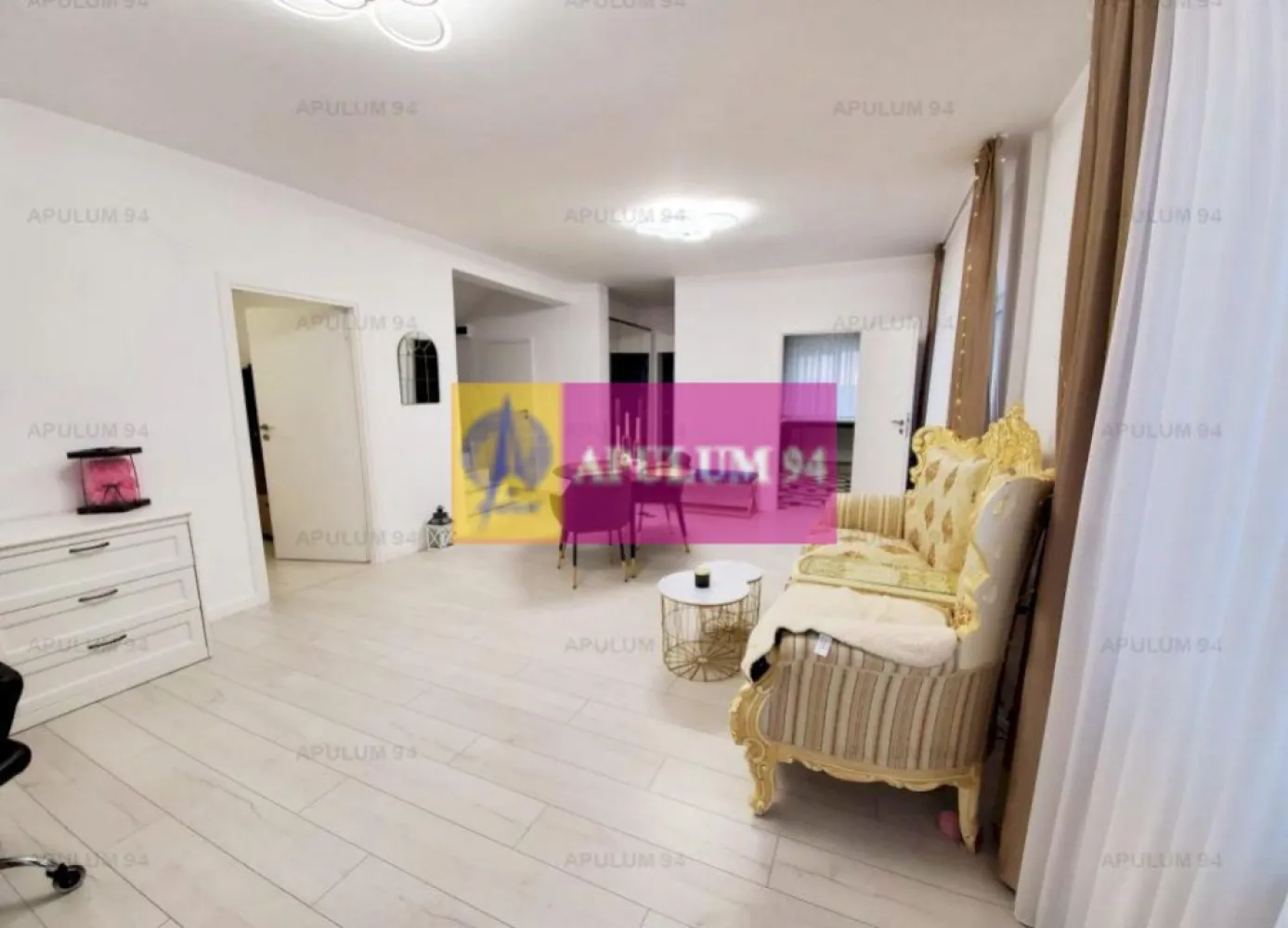 Casa Mobilata si Utilata langa Bucuresti - Casa tip duplex are front stradal la Strada Principala, DJ 401D, Strada Gloriei. Se vinde mobilata si utilata complet.
Accesul spre casa este deosebit de facil existand 3 alternative de a veni din oras spre casa si implicit de a ajunge in oras de acasa. Majoritatea elevilor studiaza la liceele din Bucuresti, deasemenea si activitatea celor care locuiesc aici este strans legata de oras insa toti beneficiaza de linistea si beneficiile care decurd din faptul ca locuiesc in aceasta localitate.
Casa pe care o prezentam spre cumparare este situata la marginea localitatii si beneficiaza de intimitate chiar daca este tip duplex iar ca utilitati se bucura de apa curenta de la reteaua din localitate si curent electric iar in scurt timp va fi racordata si la canalizare si gaz.
Imobilul are un design placut, un aer primitor si degaja e energie pozitiva.
Orientarea casei este pe Sud-Vest, iar de la balconul de la etaj va puteti delecta privind apusurile de soare care in aceasta zona sunt deosebit de placute. Inaltimea camerelor este de peste 2,75, camerele sunt mari, spatioase si primitoare datorita finisajelor premium, de calitate superioara, a culoriilor deschise, luminilor calde si a designului de interior, apanajul actualilor proprietari, care desi au incercat sa dea un caracter minimalist casei, axandu-se pe atingerea unui prag de confort maxim au ales lucruri de calitate ce fac din aceasta casa un loc deosebit de placut. Finisajele au fost realizate in 2021 si 2022.
Parterul este foarte bine compartimentat, aici ne bucuram de un living spatios care corespunde cu un dormitor mare ce poate servi atat camera de oaspeti cat si birou pentru cei care lucreaza de acasa. Bucataria este mobilata si utilata complet, aici gasim si o masina de spalat vase incorporata, blat de lucru, dulapuri suspendate, centrala termica, spatii de depozitare si tot ce este util pentru o bucatarie, baia este imediat langa intrarea in casa, spre scarile care urca la etaj. Este o baie moderna cu o cada mare si are un desing modern. Sub scara care urca la etaj avem suficient spatiu de depozitare. La etaj avem 3 dormitoare spatioase dintre care unul ofera accesul spre un frumos balcon tip terasa, tot la etaj avem o debara si baia de la etaj care deserveste dormitoarele. Casa are si pod ce poate fi folosit ca si spatiu de depozitare pentru care exista si o scara pliabila. Acoperisul casei este din tabla si este garantat 25 de ani. Pentru mai multe detalii și programarea de vizionări nu ezitați să mă contactați, Daniel, Apulum94. Facilităm și achiziționarea prin credit ipotecar prin intermediul partenerilor, agenția imobiliară percepe un comision de 3% din prețul de tranzacționare și la vizionare se semnează contract de prestări servicii.