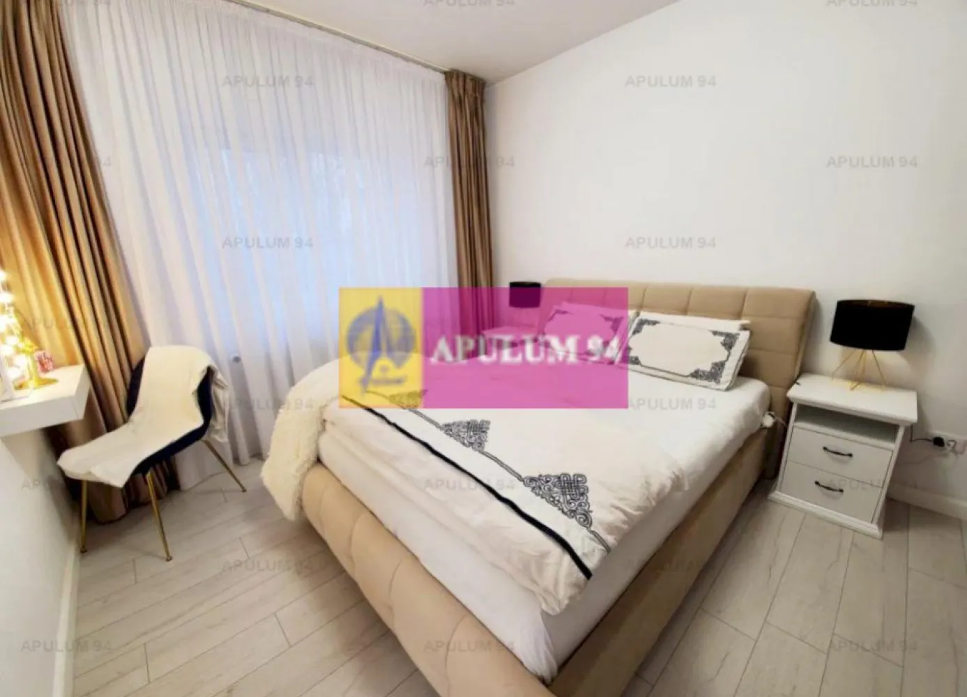 Casa Mobilata si Utilata langa Bucuresti - Casa tip duplex are front stradal la Strada Principala, DJ 401D, Strada Gloriei. Se vinde mobilata si utilata complet.
Accesul spre casa este deosebit de facil existand 3 alternative de a veni din oras spre casa si implicit de a ajunge in oras de acasa. Majoritatea elevilor studiaza la liceele din Bucuresti, deasemenea si activitatea celor care locuiesc aici este strans legata de oras insa toti beneficiaza de linistea si beneficiile care decurd din faptul ca locuiesc in aceasta localitate.
Casa pe care o prezentam spre cumparare este situata la marginea localitatii si beneficiaza de intimitate chiar daca este tip duplex iar ca utilitati se bucura de apa curenta de la reteaua din localitate si curent electric iar in scurt timp va fi racordata si la canalizare si gaz.
Imobilul are un design placut, un aer primitor si degaja e energie pozitiva.
Orientarea casei este pe Sud-Vest, iar de la balconul de la etaj va puteti delecta privind apusurile de soare care in aceasta zona sunt deosebit de placute. Inaltimea camerelor este de peste 2,75, camerele sunt mari, spatioase si primitoare datorita finisajelor premium, de calitate superioara, a culoriilor deschise, luminilor calde si a designului de interior, apanajul actualilor proprietari, care desi au incercat sa dea un caracter minimalist casei, axandu-se pe atingerea unui prag de confort maxim au ales lucruri de calitate ce fac din aceasta casa un loc deosebit de placut. Finisajele au fost realizate in 2021 si 2022.
Parterul este foarte bine compartimentat, aici ne bucuram de un living spatios care corespunde cu un dormitor mare ce poate servi atat camera de oaspeti cat si birou pentru cei care lucreaza de acasa. Bucataria este mobilata si utilata complet, aici gasim si o masina de spalat vase incorporata, blat de lucru, dulapuri suspendate, centrala termica, spatii de depozitare si tot ce este util pentru o bucatarie, baia este imediat langa intrarea in casa, spre scarile care urca la etaj. Este o baie moderna cu o cada mare si are un desing modern. Sub scara care urca la etaj avem suficient spatiu de depozitare. La etaj avem 3 dormitoare spatioase dintre care unul ofera accesul spre un frumos balcon tip terasa, tot la etaj avem o debara si baia de la etaj care deserveste dormitoarele. Casa are si pod ce poate fi folosit ca si spatiu de depozitare pentru care exista si o scara pliabila. Acoperisul casei este din tabla si este garantat 25 de ani. Pentru mai multe detalii și programarea de vizionări nu ezitați să mă contactați, Daniel, Apulum94. Facilităm și achiziționarea prin credit ipotecar prin intermediul partenerilor, agenția imobiliară percepe un comision de 3% din prețul de tranzacționare și la vizionare se semnează contract de prestări servicii.