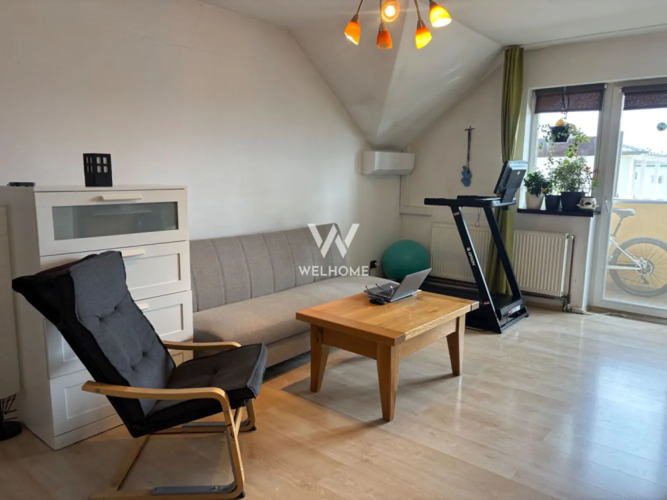 Apartament 2 camere cu POD generos 30mp- Selimbar, Triajului - Apartament boem și luminos în vilă cu acoperiș în pantă – Fără vecini deasupra!

​Cauți liniște totală, lumină naturală și farmecul unei locuințe în vilă? Acest apartament situat la nivelul superior îți oferă intimitate deplină (nu ai vecini care să meargă pe tavanul tău!).
​
Suprafata utila: 55 mp + POD 
 Apartamentul se afla la etajul 3 din 3 al unei vile construite în anul 2008.
 Compartimentat astfel: hol acces, living, bucătărie separată, dormitor, baie cu geam si balcon 10 mp.
 Locuința dispune de acces direct în pod, acesta fiind deja pregătit pentru amenajare. Există posibilitatea de a transforma spațiul într-un dormitor suplimentar, birou sau spațiu de relaxare, în funcție de nevoile viitorului proprietar. De asemenea, instalațiile sunt prevăzute astfel încât se poate amenaja cu ușurință o baie la nivelul podului, există deja instalațiile necesare pentru amenajarea unei băi.
Notă importantă: Spre deosebire de blocurile cu acoperiș drept, proprietatea se află într-o vilă cu acoperiș clasic în pantă (șarpantă) și pod tehnic deasupra, fiind perfect izolat și uscat. Structura oferă confort termic excelent atât vara, cât și iarna.
Dotat cu instalatii multisplit Gree de răcire, și cu functie de incalzire, atat in living si dormitor, precum si in pod.
 Apartamentul se poate vinde atât mobilat-utilat, cât și LA CHEIE(fără mobilier).
 Balconul este integral inchis cu rulou folie transparenta.
 Situat într-o zona liniștită cu acces facil la școală, magazine, shopping city, mijloace de transport,
 Ideal atât pentru locuit, cât și pentru investiție, datorită potențialului său de extindere.
 Un loc de parcare.
 
Preț: 95.000 Euro
Telefon: 0747.639.802