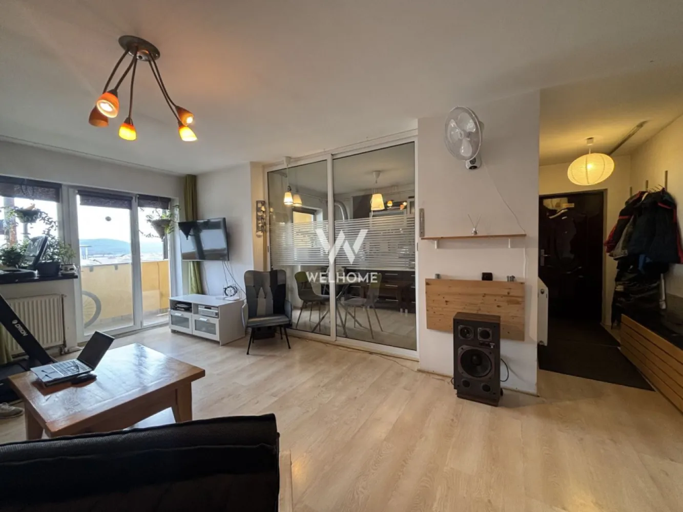 Apartament 2 camere cu POD generos 30mp- Selimbar, Triajului - Apartament boem și luminos în vilă cu acoperiș în pantă – Fără vecini deasupra!

​Cauți liniște totală, lumină naturală și farmecul unei locuințe în vilă? Acest apartament situat la nivelul superior îți oferă intimitate deplină (nu ai vecini care să meargă pe tavanul tău!).
​
Suprafata utila: 55 mp + POD 
 Apartamentul se afla la etajul 3 din 3 al unei vile construite în anul 2008.
 Compartimentat astfel: hol acces, living, bucătărie separată, dormitor, baie cu geam si balcon 10 mp.
 Locuința dispune de acces direct în pod, acesta fiind deja pregătit pentru amenajare. Există posibilitatea de a transforma spațiul într-un dormitor suplimentar, birou sau spațiu de relaxare, în funcție de nevoile viitorului proprietar. De asemenea, instalațiile sunt prevăzute astfel încât se poate amenaja cu ușurință o baie la nivelul podului, există deja instalațiile necesare pentru amenajarea unei băi.
Notă importantă: Spre deosebire de blocurile cu acoperiș drept, proprietatea se află într-o vilă cu acoperiș clasic în pantă (șarpantă) și pod tehnic deasupra, fiind perfect izolat și uscat. Structura oferă confort termic excelent atât vara, cât și iarna.
Dotat cu instalatii multisplit Gree de răcire, și cu functie de incalzire, atat in living si dormitor, precum si in pod.
 Apartamentul se poate vinde atât mobilat-utilat, cât și LA CHEIE(fără mobilier).
 Balconul este integral inchis cu rulou folie transparenta.
 Situat într-o zona liniștită cu acces facil la școală, magazine, shopping city, mijloace de transport,
 Ideal atât pentru locuit, cât și pentru investiție, datorită potențialului său de extindere.
 Un loc de parcare.
 
Preț: 95.000 Euro
Telefon: 0747.639.802