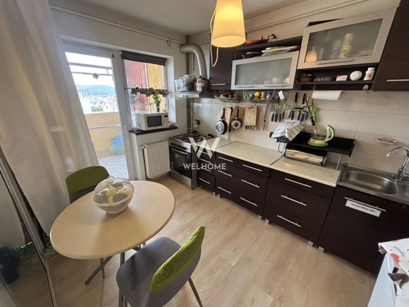 Apartament 2 camere cu POD generos 30mp- Selimbar, Triajului - Apartament boem și luminos în vilă cu acoperiș în pantă – Fără vecini deasupra!

​Cauți liniște totală, lumină naturală și farmecul unei locuințe în vilă? Acest apartament situat la nivelul superior îți oferă intimitate deplină (nu ai vecini care să meargă pe tavanul tău!).
​
Suprafata utila: 55 mp + POD 
 Apartamentul se afla la etajul 3 din 3 al unei vile construite în anul 2008.
 Compartimentat astfel: hol acces, living, bucătărie separată, dormitor, baie cu geam si balcon 10 mp.
 Locuința dispune de acces direct în pod, acesta fiind deja pregătit pentru amenajare. Există posibilitatea de a transforma spațiul într-un dormitor suplimentar, birou sau spațiu de relaxare, în funcție de nevoile viitorului proprietar. De asemenea, instalațiile sunt prevăzute astfel încât se poate amenaja cu ușurință o baie la nivelul podului, există deja instalațiile necesare pentru amenajarea unei băi.
Notă importantă: Spre deosebire de blocurile cu acoperiș drept, proprietatea se află într-o vilă cu acoperiș clasic în pantă (șarpantă) și pod tehnic deasupra, fiind perfect izolat și uscat. Structura oferă confort termic excelent atât vara, cât și iarna.
Dotat cu instalatii multisplit Gree de răcire, și cu functie de incalzire, atat in living si dormitor, precum si in pod.
 Apartamentul se poate vinde atât mobilat-utilat, cât și LA CHEIE(fără mobilier).
 Balconul este integral inchis cu rulou folie transparenta.
 Situat într-o zona liniștită cu acces facil la școală, magazine, shopping city, mijloace de transport,
 Ideal atât pentru locuit, cât și pentru investiție, datorită potențialului său de extindere.
 Un loc de parcare.
 
Preț: 95.000 Euro
Telefon: 0747.639.802