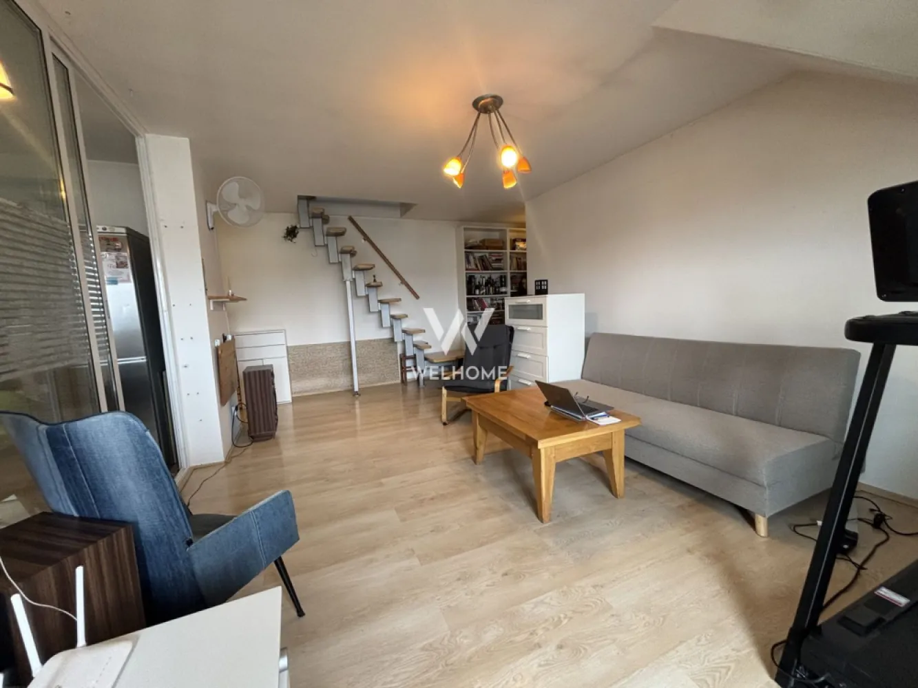 Apartament 2 camere cu POD generos 30mp- Selimbar, Triajului - Apartament boem și luminos în vilă cu acoperiș în pantă – Fără vecini deasupra!

​Cauți liniște totală, lumină naturală și farmecul unei locuințe în vilă? Acest apartament situat la nivelul superior îți oferă intimitate deplină (nu ai vecini care să meargă pe tavanul tău!).
​
Suprafata utila: 55 mp + POD 
 Apartamentul se afla la etajul 3 din 3 al unei vile construite în anul 2008.
 Compartimentat astfel: hol acces, living, bucătărie separată, dormitor, baie cu geam si balcon 10 mp.
 Locuința dispune de acces direct în pod, acesta fiind deja pregătit pentru amenajare. Există posibilitatea de a transforma spațiul într-un dormitor suplimentar, birou sau spațiu de relaxare, în funcție de nevoile viitorului proprietar. De asemenea, instalațiile sunt prevăzute astfel încât se poate amenaja cu ușurință o baie la nivelul podului, există deja instalațiile necesare pentru amenajarea unei băi.
Notă importantă: Spre deosebire de blocurile cu acoperiș drept, proprietatea se află într-o vilă cu acoperiș clasic în pantă (șarpantă) și pod tehnic deasupra, fiind perfect izolat și uscat. Structura oferă confort termic excelent atât vara, cât și iarna.
Dotat cu instalatii multisplit Gree de răcire, și cu functie de incalzire, atat in living si dormitor, precum si in pod.
 Apartamentul se poate vinde atât mobilat-utilat, cât și LA CHEIE(fără mobilier).
 Balconul este integral inchis cu rulou folie transparenta.
 Situat într-o zona liniștită cu acces facil la școală, magazine, shopping city, mijloace de transport,
 Ideal atât pentru locuit, cât și pentru investiție, datorită potențialului său de extindere.
 Un loc de parcare.
 
Preț: 95.000 Euro
Telefon: 0747.639.802