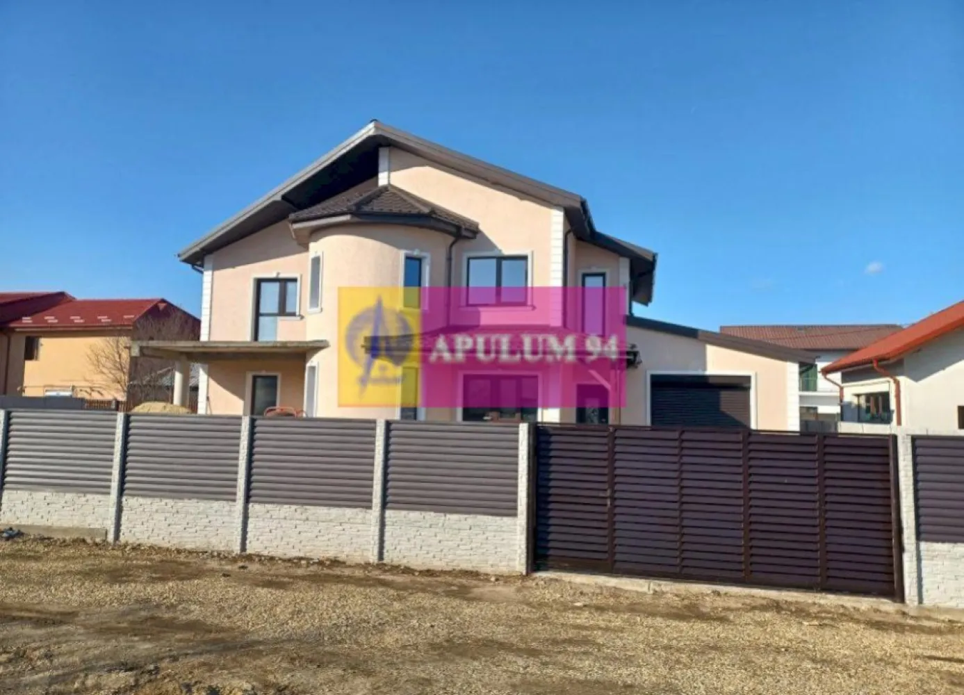Săbăreni, vilă 5 camere, cu 217 mp utili, în apropierea pădurii - Imobilul, cu regim de înălțime P+1E+pod, are structura de rezistență din beton armat si zidăria din cărămidă si este alcătuit din Living 36 mp, bucătărie 11 mp, 4 dormitoare: de 26 mp, de 18, de 17 si de 14 mp, 3 băi (două de 9 mp si una de 5,65 mp), dresinguri, holuri, casa scării, cameră tehnică, garaj 25 mp, terasă 38 mp si balcon. Camere mari, luminoase, ferestre Salamander cu geamuri tripan. Toti peretii exteriori sunt izolati cu polistiren de 15 cm, cu EPS 80. Casa este acoperită cu țiglă metalică mată de 0,5 grosime, cu parazăpezi. Finisajele interioare vor fi de calitate si pot fi alese de cumpărator, într-un buget convenit de comun acord. Incălzire în pardoseală în toată casa, cu centrală termică pe gaze în condensatie. Termen de finalizare 2 luni. Preț, la cheie 220.000 EUR, neg. Nu se plătește comision sau TVA
