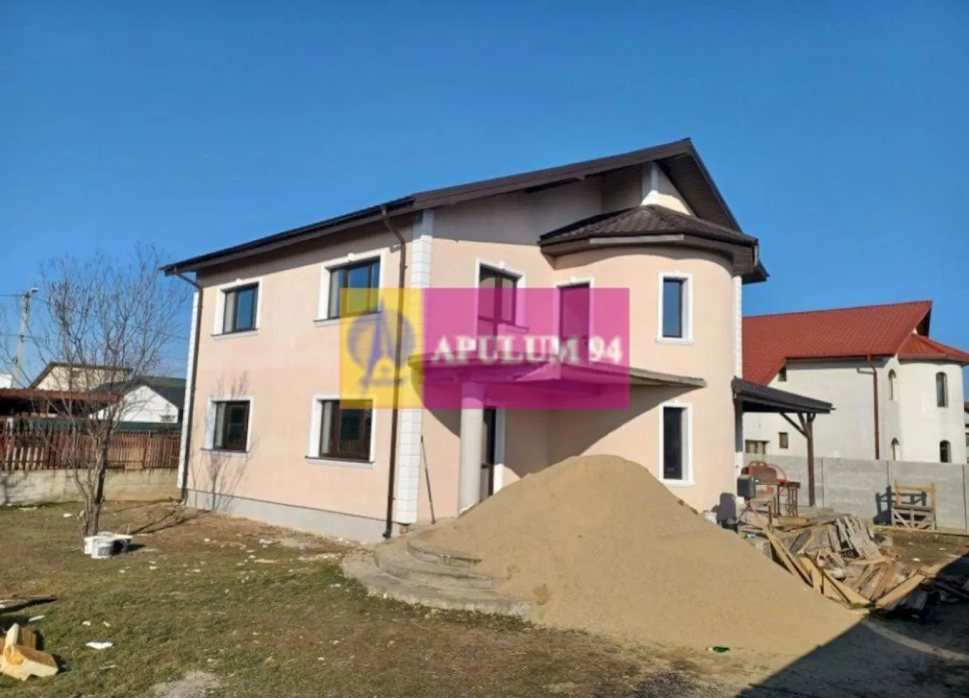Săbăreni, vilă 5 camere, cu 217 mp utili, în apropierea pădurii - Imobilul, cu regim de înălțime P+1E+pod, are structura de rezistență din beton armat si zidăria din cărămidă si este alcătuit din Living 36 mp, bucătărie 11 mp, 4 dormitoare: de 26 mp, de 18, de 17 si de 14 mp, 3 băi (două de 9 mp si una de 5,65 mp), dresinguri, holuri, casa scării, cameră tehnică, garaj 25 mp, terasă 38 mp si balcon. Camere mari, luminoase, ferestre Salamander cu geamuri tripan. Toti peretii exteriori sunt izolati cu polistiren de 15 cm, cu EPS 80. Casa este acoperită cu țiglă metalică mată de 0,5 grosime, cu parazăpezi. Finisajele interioare vor fi de calitate si pot fi alese de cumpărator, într-un buget convenit de comun acord. Incălzire în pardoseală în toată casa, cu centrală termică pe gaze în condensatie. Termen de finalizare 2 luni. Preț, la cheie 220.000 EUR, neg. Nu se plătește comision sau TVA