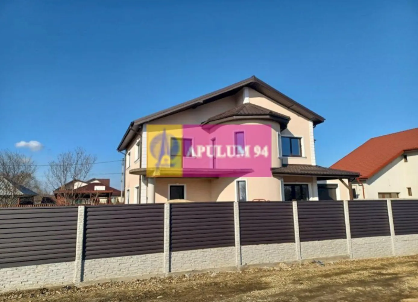 Săbăreni, vilă 5 camere, cu 217 mp utili, în apropierea pădurii - Imobilul, cu regim de înălțime P+1E+pod, are structura de rezistență din beton armat si zidăria din cărămidă si este alcătuit din Living 36 mp, bucătărie 11 mp, 4 dormitoare: de 26 mp, de 18, de 17 si de 14 mp, 3 băi (două de 9 mp si una de 5,65 mp), dresinguri, holuri, casa scării, cameră tehnică, garaj 25 mp, terasă 38 mp si balcon. Camere mari, luminoase, ferestre Salamander cu geamuri tripan. Toti peretii exteriori sunt izolati cu polistiren de 15 cm, cu EPS 80. Casa este acoperită cu țiglă metalică mată de 0,5 grosime, cu parazăpezi. Finisajele interioare vor fi de calitate si pot fi alese de cumpărator, într-un buget convenit de comun acord. Incălzire în pardoseală în toată casa, cu centrală termică pe gaze în condensatie. Termen de finalizare 2 luni. Preț, la cheie 220.000 EUR, neg. Nu se plătește comision sau TVA