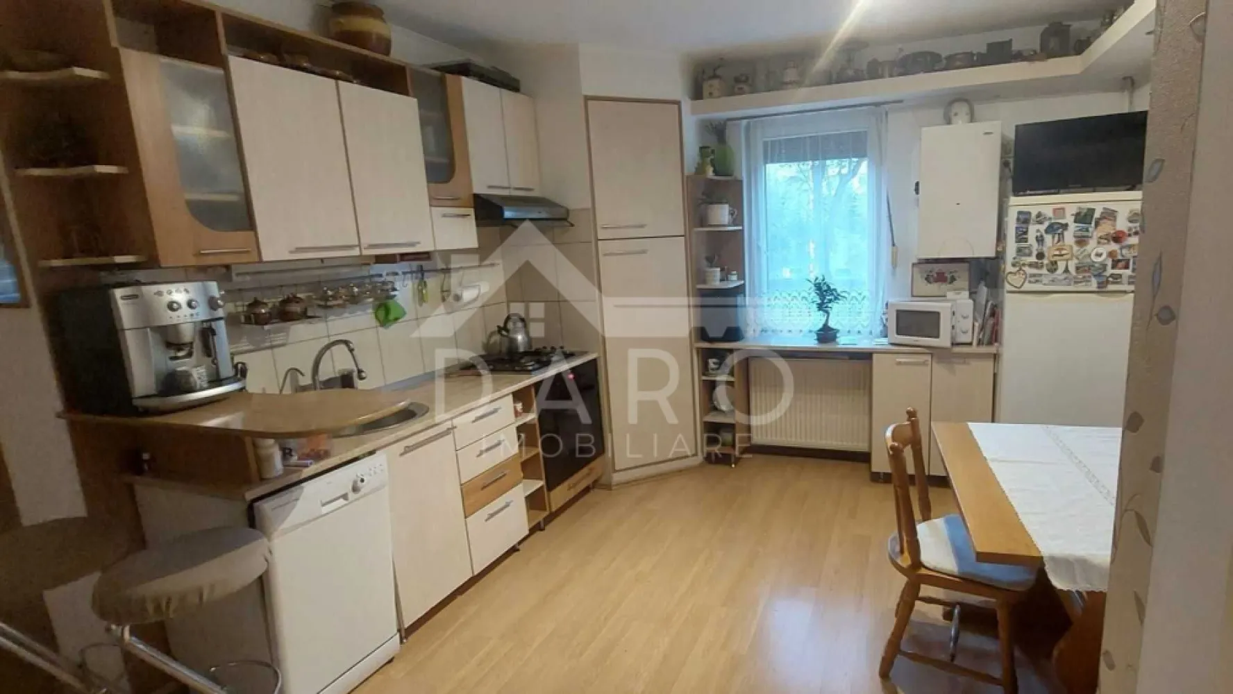 🏡 Apartament 3 camere | 80 mp | Parter | Bd. Pandurilor - 🔥 Apartament + Spațiu Comercial | 80 mp | Tudor – Bd. Pandurilor | SUPER OPORTUNITATE 🔥
Dacă îți dorești o proprietate care îți oferă locuință + posibilitate de business în același loc, asta este una dintre cele mai bune oportunități din Tudor 👇
📍 Târgu Mureș – Bd. Pandurilor, cartier Tudor
💰 Preț atractiv – 129 000 Euro
🏡 Apartament – 60 mp (parter):
✔ 3 camere decomandate
✔ bucătărie separată cu loc de luat masa
✔ 2 băi
✔ geamuri termopan
✔ izolație exterioară
✔ stare bună, locuibilă
🏢 Spațiu adiacent – 20 mp (intrare separată):
✔ acces direct din stradă
✔ vizibilitate foarte bună
✔ ideal pentru: birou / salon / cabinet / mic business
✔ grup sanitar propriu
✔ poate fi folosit separat sau unit cu apartamentul
💡 Avantaj MAJOR:
👉 Poți locui și în același timp să îți desfășori activitatea
👉 Sau îl transformi într-o investiție cu randament foarte bun
📍 Locație excelentă:
✔ zonă intens circulată
✔ stație autobuz la ~70 m
✔ aproape de școli, magazine și facilități
✔ locuri de parcare în zonă
🔥 Ideal pentru:
✔ familie + business
✔ investiție (închiriere + spațiu comercial)
✔ cabinete, birouri, servicii
⚠️ Proprietățile cu acces din stradă în Tudor sunt RARE!
📞 Detalii și vizionări:
Coman Maria – DARO Imobiliare & Kiwi Finance
📱 0749 535 729
💰 Vrei să cumperi prin credit?
Lucrez cu 12 bănci din România și te ajut să obții cea mai bună soluție:
✔ analiză gratuită
✔ aprobare rapidă
✔ dobânzi negociate
✔ consultanță completă
👉 Te ajut să cumperi această proprietate rapid și fără stres!