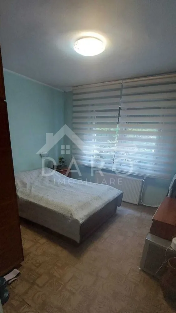 🏡 Apartament 3 camere | 80 mp | Parter | Bd. Pandurilor - 🔥 Apartament + Spațiu Comercial | 80 mp | Tudor – Bd. Pandurilor | SUPER OPORTUNITATE 🔥
Dacă îți dorești o proprietate care îți oferă locuință + posibilitate de business în același loc, asta este una dintre cele mai bune oportunități din Tudor 👇
📍 Târgu Mureș – Bd. Pandurilor, cartier Tudor
💰 Preț atractiv – 129 000 Euro
🏡 Apartament – 60 mp (parter):
✔ 3 camere decomandate
✔ bucătărie separată cu loc de luat masa
✔ 2 băi
✔ geamuri termopan
✔ izolație exterioară
✔ stare bună, locuibilă
🏢 Spațiu adiacent – 20 mp (intrare separată):
✔ acces direct din stradă
✔ vizibilitate foarte bună
✔ ideal pentru: birou / salon / cabinet / mic business
✔ grup sanitar propriu
✔ poate fi folosit separat sau unit cu apartamentul
💡 Avantaj MAJOR:
👉 Poți locui și în același timp să îți desfășori activitatea
👉 Sau îl transformi într-o investiție cu randament foarte bun
📍 Locație excelentă:
✔ zonă intens circulată
✔ stație autobuz la ~70 m
✔ aproape de școli, magazine și facilități
✔ locuri de parcare în zonă
🔥 Ideal pentru:
✔ familie + business
✔ investiție (închiriere + spațiu comercial)
✔ cabinete, birouri, servicii
⚠️ Proprietățile cu acces din stradă în Tudor sunt RARE!
📞 Detalii și vizionări:
Coman Maria – DARO Imobiliare & Kiwi Finance
📱 0749 535 729
💰 Vrei să cumperi prin credit?
Lucrez cu 12 bănci din România și te ajut să obții cea mai bună soluție:
✔ analiză gratuită
✔ aprobare rapidă
✔ dobânzi negociate
✔ consultanță completă
👉 Te ajut să cumperi această proprietate rapid și fără stres!