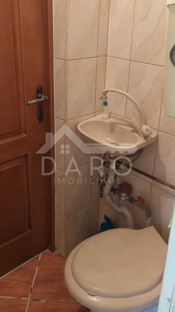 🏡 Apartament 3 camere | 80 mp | Parter | Bd. Pandurilor - 🔥 Apartament + Spațiu Comercial | 80 mp | Tudor – Bd. Pandurilor | SUPER OPORTUNITATE 🔥
Dacă îți dorești o proprietate care îți oferă locuință + posibilitate de business în același loc, asta este una dintre cele mai bune oportunități din Tudor 👇
📍 Târgu Mureș – Bd. Pandurilor, cartier Tudor
💰 Preț atractiv – 129 000 Euro
🏡 Apartament – 60 mp (parter):
✔ 3 camere decomandate
✔ bucătărie separată cu loc de luat masa
✔ 2 băi
✔ geamuri termopan
✔ izolație exterioară
✔ stare bună, locuibilă
🏢 Spațiu adiacent – 20 mp (intrare separată):
✔ acces direct din stradă
✔ vizibilitate foarte bună
✔ ideal pentru: birou / salon / cabinet / mic business
✔ grup sanitar propriu
✔ poate fi folosit separat sau unit cu apartamentul
💡 Avantaj MAJOR:
👉 Poți locui și în același timp să îți desfășori activitatea
👉 Sau îl transformi într-o investiție cu randament foarte bun
📍 Locație excelentă:
✔ zonă intens circulată
✔ stație autobuz la ~70 m
✔ aproape de școli, magazine și facilități
✔ locuri de parcare în zonă
🔥 Ideal pentru:
✔ familie + business
✔ investiție (închiriere + spațiu comercial)
✔ cabinete, birouri, servicii
⚠️ Proprietățile cu acces din stradă în Tudor sunt RARE!
📞 Detalii și vizionări:
Coman Maria – DARO Imobiliare & Kiwi Finance
📱 0749 535 729
💰 Vrei să cumperi prin credit?
Lucrez cu 12 bănci din România și te ajut să obții cea mai bună soluție:
✔ analiză gratuită
✔ aprobare rapidă
✔ dobânzi negociate
✔ consultanță completă
👉 Te ajut să cumperi această proprietate rapid și fără stres!