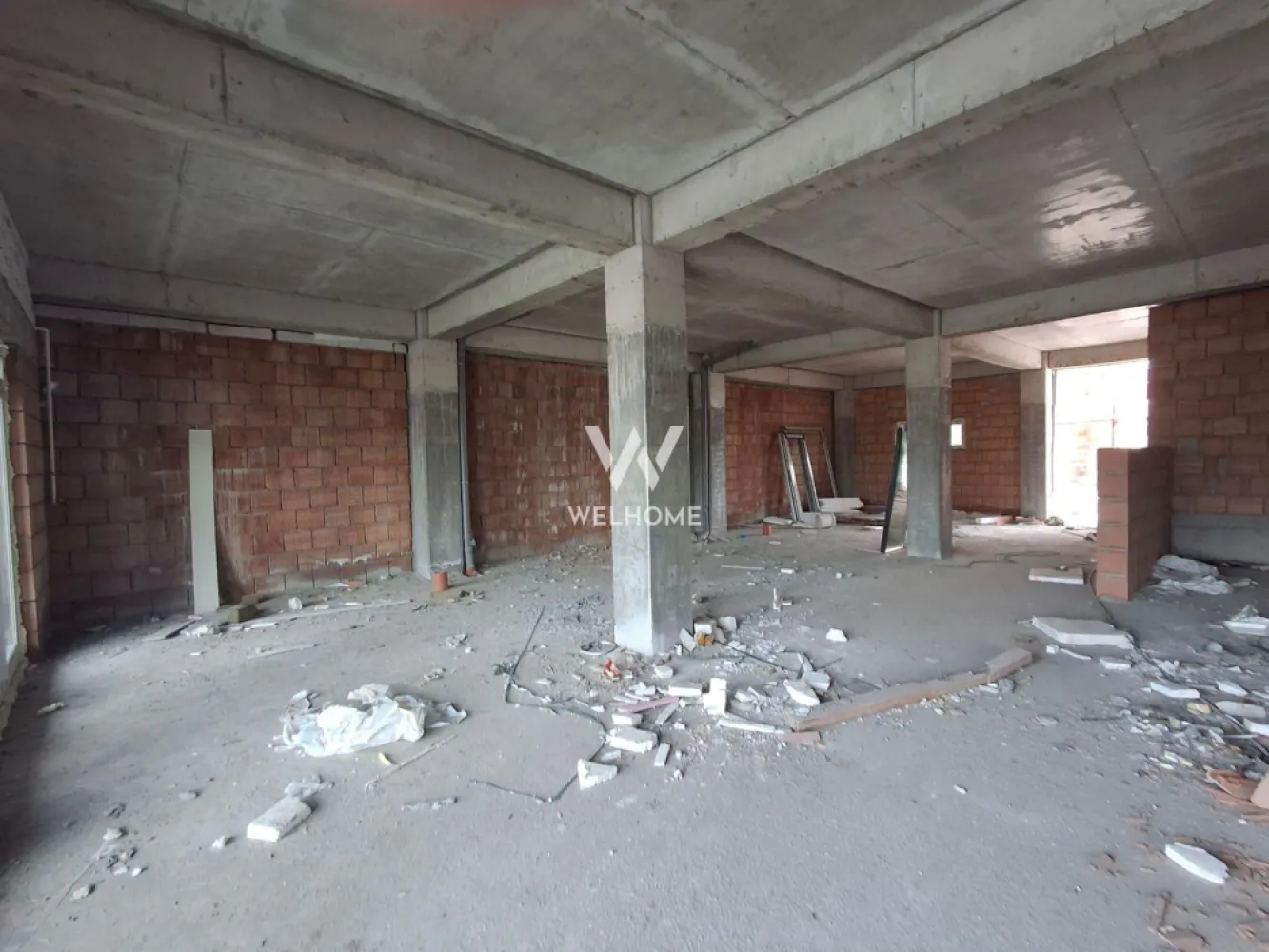 Spatiu comercial de vanzare, 147mp, Selimbar, Sibiu - Oferim spre vanzare un spațiu comercial modern, cu o suprafață de 127 mp, situat în Șelimbăr, într-un cartier nou, aflat în plină dezvoltare. Proprietatea beneficiază de o poziționare strategică, cu expunere directă la strada principală, caracterizată prin trafic intens, atât pietonal, cât și auto – un avantaj major pentru orice tip de afacere.

Spațiul dispune de o vitrină stradală generoasă de 8 metri, ideală pentru vizibilitate maximă și promovare eficientă. Interiorul este bine compartimentat, include grup sanitar și baie, iar confortul este asigurat de încălzirea în pardoseală, oferind un ambient plăcut pe tot parcursul anului.

Un alt beneficiu important îl reprezintă locurile de parcare disponibile, facilitând accesul clienților și al personalului.

Zona este intens locuită, cu o creștere constantă a numărului de rezidenți, ceea ce creează un flux stabil de potențiali clienți. Dezvoltarea accelerată a cartierului și a împrejurimilor transformă această locație într-un punct de interes pentru activități comerciale diverse: retail, servicii, showroom, cabinet sau birouri.

Acest spațiu reprezintă o oportunitate excelentă pentru antreprenorii care doresc să își dezvolte afacerea într-o zonă dinamică, cu potențial ridicat de creștere și vizibilitate sporită.

Pret: 266.700 euro + TVA( 2100euro/mp)

Detalii si vizionare: 0740066818, Cristina