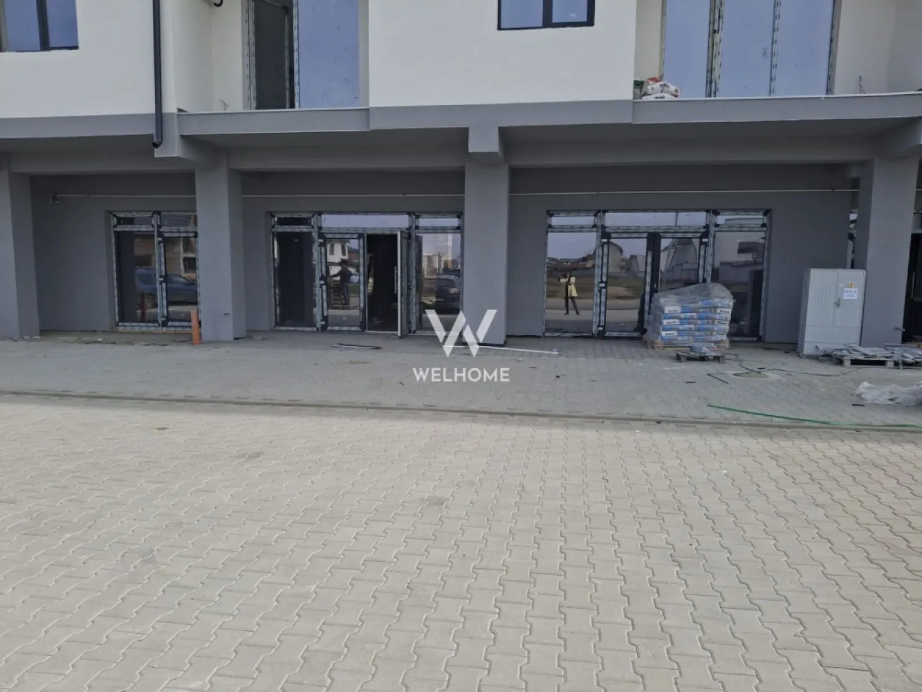 Spatiu comercial de vanzare, 147mp, Selimbar, Sibiu - Oferim spre vanzare un spațiu comercial modern, cu o suprafață de 127 mp, situat în Șelimbăr, într-un cartier nou, aflat în plină dezvoltare. Proprietatea beneficiază de o poziționare strategică, cu expunere directă la strada principală, caracterizată prin trafic intens, atât pietonal, cât și auto – un avantaj major pentru orice tip de afacere.

Spațiul dispune de o vitrină stradală generoasă de 8 metri, ideală pentru vizibilitate maximă și promovare eficientă. Interiorul este bine compartimentat, include grup sanitar și baie, iar confortul este asigurat de încălzirea în pardoseală, oferind un ambient plăcut pe tot parcursul anului.

Un alt beneficiu important îl reprezintă locurile de parcare disponibile, facilitând accesul clienților și al personalului.

Zona este intens locuită, cu o creștere constantă a numărului de rezidenți, ceea ce creează un flux stabil de potențiali clienți. Dezvoltarea accelerată a cartierului și a împrejurimilor transformă această locație într-un punct de interes pentru activități comerciale diverse: retail, servicii, showroom, cabinet sau birouri.

Acest spațiu reprezintă o oportunitate excelentă pentru antreprenorii care doresc să își dezvolte afacerea într-o zonă dinamică, cu potențial ridicat de creștere și vizibilitate sporită.

Pret: 266.700 euro + TVA( 2100euro/mp)

Detalii si vizionare: 0740066818, Cristina