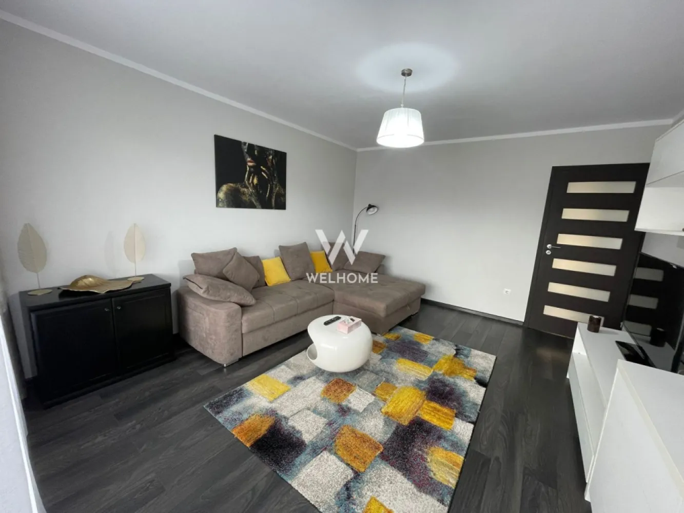 PET FRIENDLY Apartament 3 camere cu 2 terase - in Selimbar - Apartament spatios, pozitionat la etajul 1 al unei vile din Selimbar, str. Ion Tuculescu

Suprafata utila: 70 mp + 2 terase
 Compartimentat astfel : hol, bucatarie separata, living generos, cameră tehnica cu masina de spalat haine si uscatorul, 2 dormitoare, unul cu dressing , iar celalalt transformat in birou cu iesire in a doua terasa.
 Dispune de terasa spatioasa - zona de relaxare cu view superb si loc de luat masa.
 Strada luminata public, zona linistita de case, Transagape la 1 minut distanta, Profi, Simpa.
 Loc de parcare.
Disponibil IMEDIAT!
Se accepta animale de companie, pisici sau catei de talie mica.

Chirier lunara: 570 Euro + garantie 
Comision client: 50% din prima chirie
Telefon: 0747.639.802