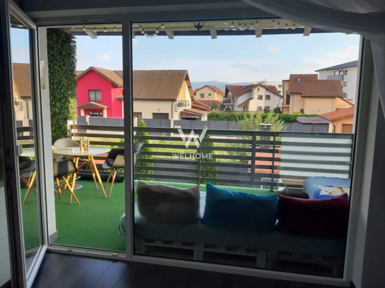 PET FRIENDLY Apartament 3 camere cu 2 terase - in Selimbar - Apartament spatios, pozitionat la etajul 1 al unei vile din Selimbar, str. Ion Tuculescu

Suprafata utila: 70 mp + 2 terase
 Compartimentat astfel : hol, bucatarie separata, living generos, cameră tehnica cu masina de spalat haine si uscatorul, 2 dormitoare, unul cu dressing , iar celalalt transformat in birou cu iesire in a doua terasa.
 Dispune de terasa spatioasa - zona de relaxare cu view superb si loc de luat masa.
 Strada luminata public, zona linistita de case, Transagape la 1 minut distanta, Profi, Simpa.
 Loc de parcare.
Disponibil IMEDIAT!
Se accepta animale de companie, pisici sau catei de talie mica.

Chirier lunara: 570 Euro + garantie 
Comision client: 50% din prima chirie
Telefon: 0747.639.802