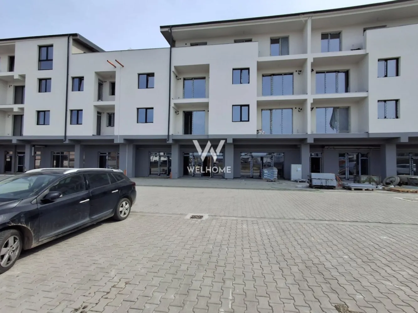 Spatiu comercial de vanzare, 30mp, Selimbar, Sibiu - Oferim spre vanzare un spațiu comercial modern, cu o suprafață de 30 mp, situat în Șelimbăr, într-un cartier nou, aflat în plină dezvoltare. Proprietatea beneficiază de o poziționare strategică, cu expunere directă la strada principală, caracterizată prin trafic intens, atât pietonal, cât și auto – un avantaj major pentru orice tip de afacere.

Spațiul dispune de o vitrină stradală generoasă de 4 metri, ideală pentru vizibilitate maximă și promovare eficientă. Interiorul este bine compartimentat, include grup sanitar și baie, iar confortul este asigurat de încălzirea în pardoseală, oferind un ambient plăcut pe tot parcursul anului.

Un alt beneficiu important îl reprezintă locurile de parcare disponibile, facilitând accesul clienților și al personalului.

Zona este intens locuită, cu o creștere constantă a numărului de rezidenți, ceea ce creează un flux stabil de potențiali clienți. Dezvoltarea accelerată a cartierului și a împrejurimilor transformă această locație într-un punct de interes pentru activități comerciale diverse: retail, servicii, showroom, cabinet sau birouri.

Acest spațiu reprezintă o oportunitate excelentă pentru antreprenorii care doresc să își dezvolte afacerea într-o zonă dinamică, cu potențial ridicat de creștere și vizibilitate sporită.

Pret: 69.000 euro + TVA( 2300 euro/mp)

Detalii si vizionare: 0740066818, Cristina