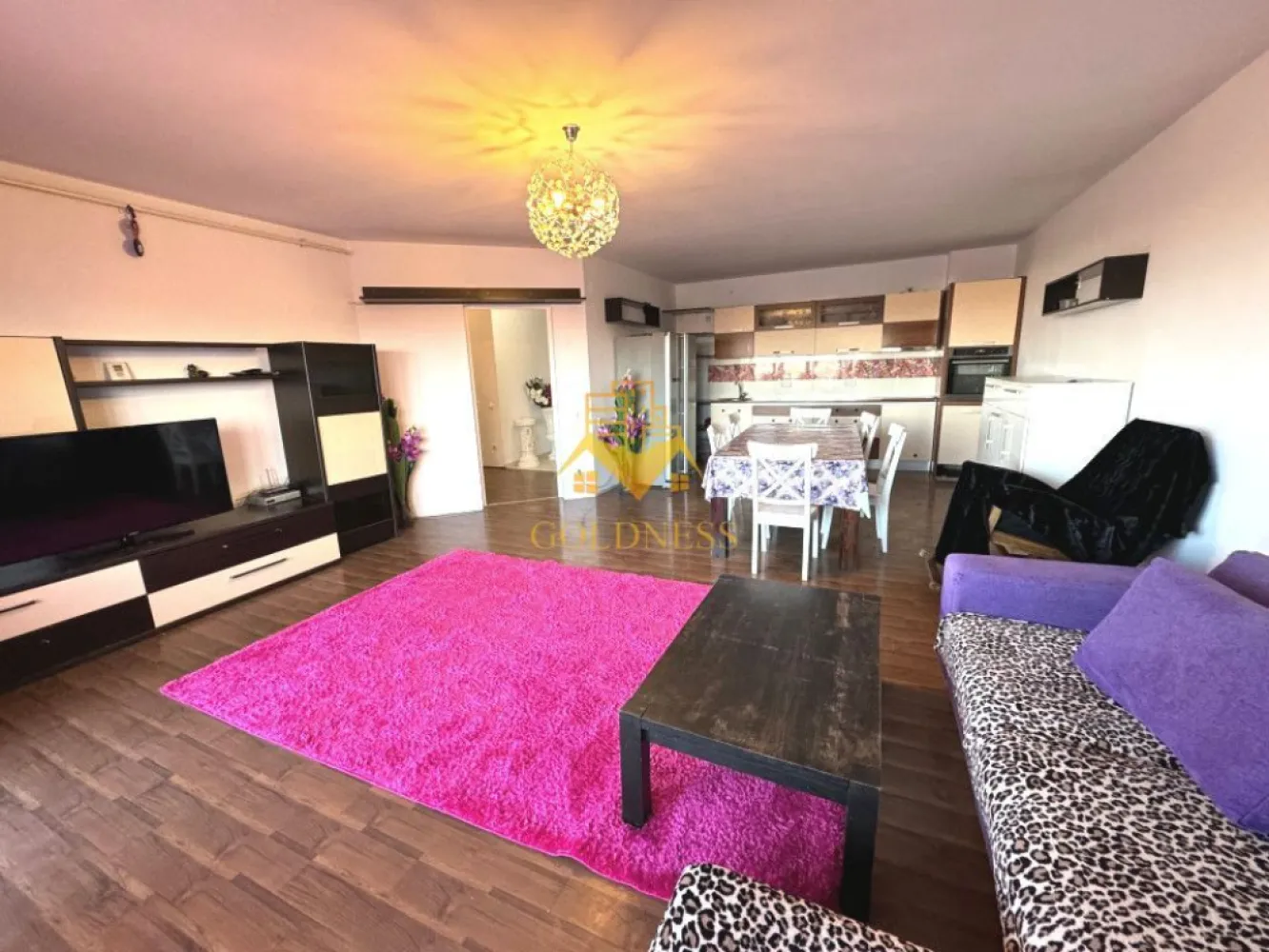 3 camere, modern,parcare,terasa Calea Turzii zona Leroy Merlin, Petrom - GOLDNESS Imobiliare vă propune spre închiriere un apartament cu 3 camere complet mobilat și utilat, la etajul 5 într-un imobil de 6 etaje, în cartierul Calea Turzii . 

Apartamentul este compartimentat astfel:
 - dormitor cu pat matrimonial, dressing, noptiere, TV

 - dormitor cu pat matrimonial, spatiu pentru depozitare

 - living cu bucatarie open-space complet utilată, canapea extensibilă, loc de servit masa 

 - baie cu cada, calorifer port prosop inox și dulap pentru depozitare.

 - terasa de 20 mp.

Imobilul este dotat cu toate cele necesare- centrală proprie, mașină de spălat haine, frigider, plită electrică, hotă, etc. 

Se află în apropierea stațiilor de transport în comun, magazine, restaurante, spații verzi, farmacii, etc. 

Dispune de loc de parcare!

Dacă sunteți interesați de acest apartament și doriți să îl vizionați, dar și pentru alte oferte sau detalii nu ezitați să ne contactați telefonic sau prin e-mail. Vă stăm la dispoziție!