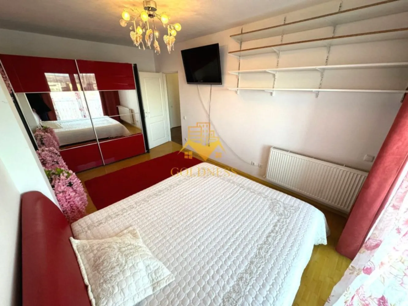 3 camere, modern,parcare,terasa Calea Turzii zona Leroy Merlin, Petrom - GOLDNESS Imobiliare vă propune spre închiriere un apartament cu 3 camere complet mobilat și utilat, la etajul 5 într-un imobil de 6 etaje, în cartierul Calea Turzii . 

Apartamentul este compartimentat astfel:
 - dormitor cu pat matrimonial, dressing, noptiere, TV

 - dormitor cu pat matrimonial, spatiu pentru depozitare

 - living cu bucatarie open-space complet utilată, canapea extensibilă, loc de servit masa 

 - baie cu cada, calorifer port prosop inox și dulap pentru depozitare.

 - terasa de 20 mp.

Imobilul este dotat cu toate cele necesare- centrală proprie, mașină de spălat haine, frigider, plită electrică, hotă, etc. 

Se află în apropierea stațiilor de transport în comun, magazine, restaurante, spații verzi, farmacii, etc. 

Dispune de loc de parcare!

Dacă sunteți interesați de acest apartament și doriți să îl vizionați, dar și pentru alte oferte sau detalii nu ezitați să ne contactați telefonic sau prin e-mail. Vă stăm la dispoziție!