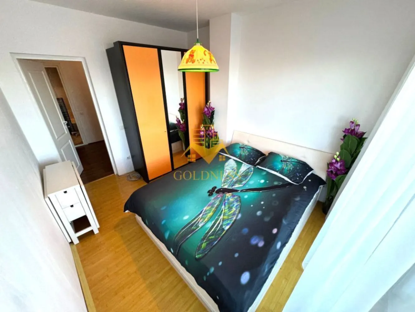 3 camere, modern,parcare,terasa Calea Turzii zona Leroy Merlin, Petrom - GOLDNESS Imobiliare vă propune spre închiriere un apartament cu 3 camere complet mobilat și utilat, la etajul 5 într-un imobil de 6 etaje, în cartierul Calea Turzii . 

Apartamentul este compartimentat astfel:
 - dormitor cu pat matrimonial, dressing, noptiere, TV

 - dormitor cu pat matrimonial, spatiu pentru depozitare

 - living cu bucatarie open-space complet utilată, canapea extensibilă, loc de servit masa 

 - baie cu cada, calorifer port prosop inox și dulap pentru depozitare.

 - terasa de 20 mp.

Imobilul este dotat cu toate cele necesare- centrală proprie, mașină de spălat haine, frigider, plită electrică, hotă, etc. 

Se află în apropierea stațiilor de transport în comun, magazine, restaurante, spații verzi, farmacii, etc. 

Dispune de loc de parcare!

Dacă sunteți interesați de acest apartament și doriți să îl vizionați, dar și pentru alte oferte sau detalii nu ezitați să ne contactați telefonic sau prin e-mail. Vă stăm la dispoziție!