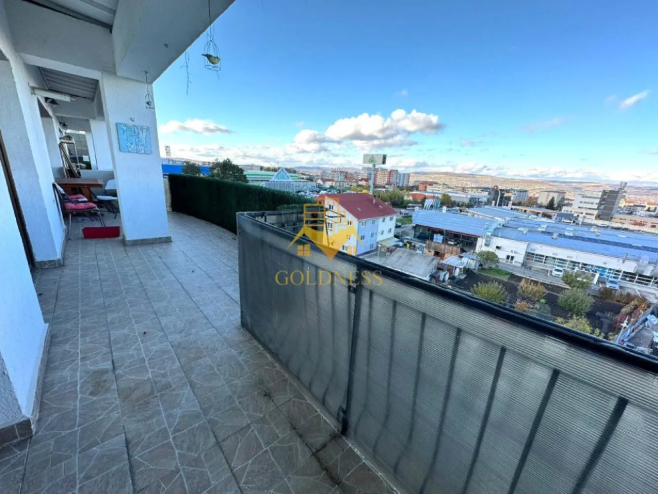 3 camere, modern,parcare,terasa Calea Turzii zona Leroy Merlin, Petrom - GOLDNESS Imobiliare vă propune spre închiriere un apartament cu 3 camere complet mobilat și utilat, la etajul 5 într-un imobil de 6 etaje, în cartierul Calea Turzii . 

Apartamentul este compartimentat astfel:
 - dormitor cu pat matrimonial, dressing, noptiere, TV

 - dormitor cu pat matrimonial, spatiu pentru depozitare

 - living cu bucatarie open-space complet utilată, canapea extensibilă, loc de servit masa 

 - baie cu cada, calorifer port prosop inox și dulap pentru depozitare.

 - terasa de 20 mp.

Imobilul este dotat cu toate cele necesare- centrală proprie, mașină de spălat haine, frigider, plită electrică, hotă, etc. 

Se află în apropierea stațiilor de transport în comun, magazine, restaurante, spații verzi, farmacii, etc. 

Dispune de loc de parcare!

Dacă sunteți interesați de acest apartament și doriți să îl vizionați, dar și pentru alte oferte sau detalii nu ezitați să ne contactați telefonic sau prin e-mail. Vă stăm la dispoziție!