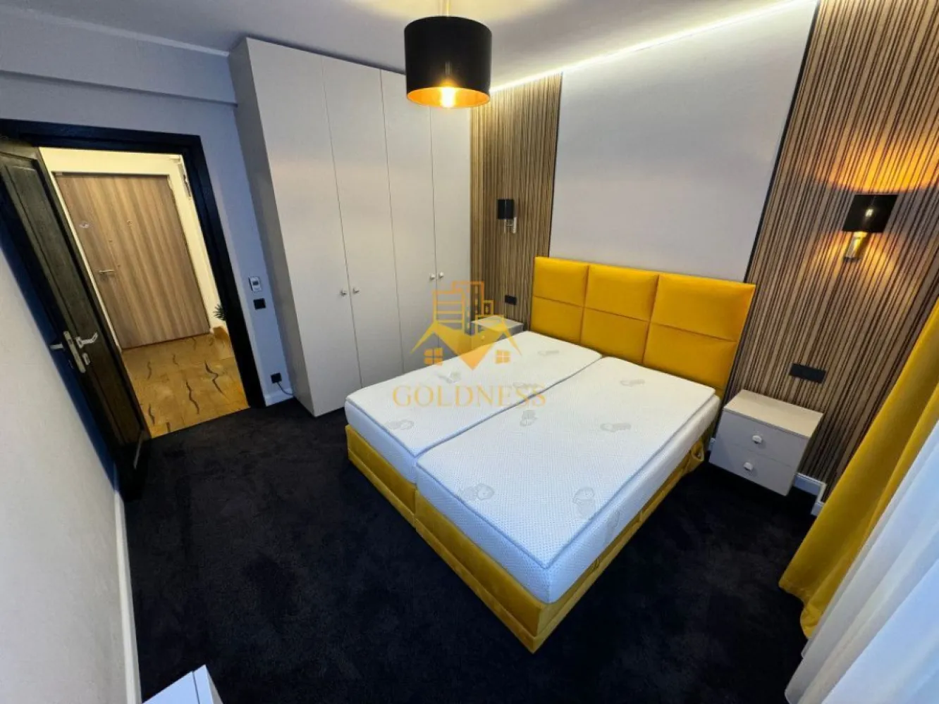 2 camere,modern,parcare,bloc nou,Europa complex Luminia, Eugen Ionesco - GOLDNESS Imobiliare vă propune spre închiriere un apartament cu 2 camere complet mobilat și utilat, la parter într-un imobil de 4 etaje, în cartierul Europa. 
Apartamentul este compartimentat astfel:
Se poate inchiria parcare cu 50 euro!

 - dormitor cu pat matrimonial, dressing, noptiere

 - living cu bucatarie open-space complet utilată, canapea extensibilă, loc de servit masa 

 - baie cu cabina de dus, calorifer port prosop inox și dulap pentru depozitare.

 - terasa de 10 mp.

Imobilul este dotat cu toate cele necesare- centrală proprie, mașină de spălat haine, frigider, plită electrică, hotă, etc. 
Se află în apropierea stațiilor de transport în comun, magazine, restaurante, spații verzi, farmacii, etc. 

Dacă sunteți interesați de acest apartament și doriți să îl vizionați, dar și pentru alte oferte nu ezitați să ne contactați telefonic sau prin e-mail. Vă stăm la dispoziție!