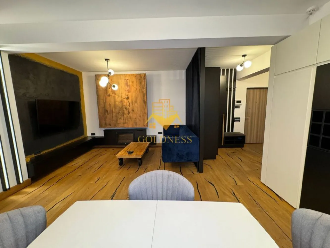 2 camere,modern,parcare,bloc nou,Europa complex Luminia, Eugen Ionesco - GOLDNESS Imobiliare vă propune spre închiriere un apartament cu 2 camere complet mobilat și utilat, la parter într-un imobil de 4 etaje, în cartierul Europa. 
Apartamentul este compartimentat astfel:
Se poate inchiria parcare cu 50 euro!

 - dormitor cu pat matrimonial, dressing, noptiere

 - living cu bucatarie open-space complet utilată, canapea extensibilă, loc de servit masa 

 - baie cu cabina de dus, calorifer port prosop inox și dulap pentru depozitare.

 - terasa de 10 mp.

Imobilul este dotat cu toate cele necesare- centrală proprie, mașină de spălat haine, frigider, plită electrică, hotă, etc. 
Se află în apropierea stațiilor de transport în comun, magazine, restaurante, spații verzi, farmacii, etc. 

Dacă sunteți interesați de acest apartament și doriți să îl vizionați, dar și pentru alte oferte nu ezitați să ne contactați telefonic sau prin e-mail. Vă stăm la dispoziție!