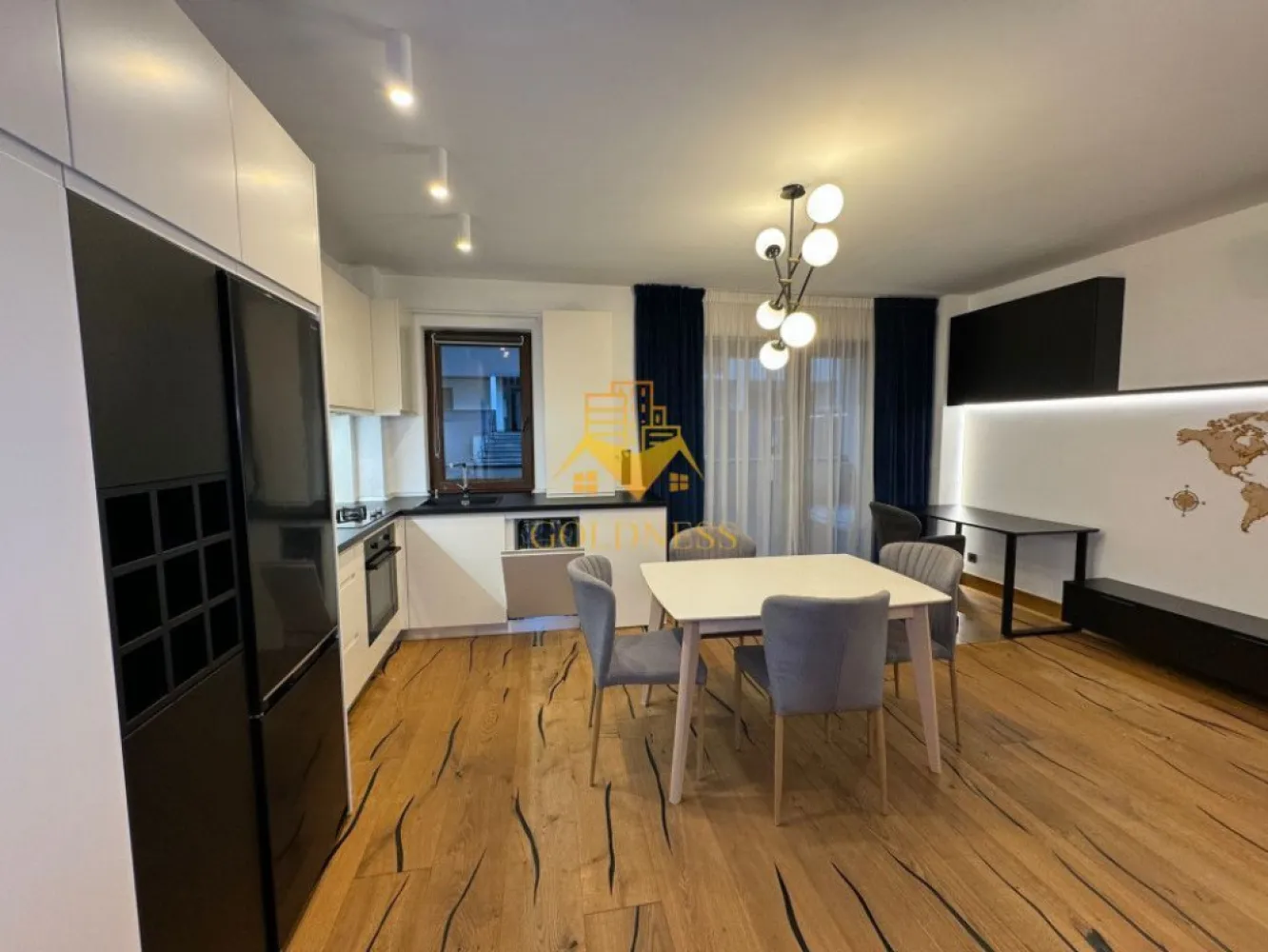 2 camere,modern,parcare,bloc nou,Europa complex Luminia, Eugen Ionesco - GOLDNESS Imobiliare vă propune spre închiriere un apartament cu 2 camere complet mobilat și utilat, la parter într-un imobil de 4 etaje, în cartierul Europa. 
Apartamentul este compartimentat astfel:
Se poate inchiria parcare cu 50 euro!

 - dormitor cu pat matrimonial, dressing, noptiere

 - living cu bucatarie open-space complet utilată, canapea extensibilă, loc de servit masa 

 - baie cu cabina de dus, calorifer port prosop inox și dulap pentru depozitare.

 - terasa de 10 mp.

Imobilul este dotat cu toate cele necesare- centrală proprie, mașină de spălat haine, frigider, plită electrică, hotă, etc. 
Se află în apropierea stațiilor de transport în comun, magazine, restaurante, spații verzi, farmacii, etc. 

Dacă sunteți interesați de acest apartament și doriți să îl vizionați, dar și pentru alte oferte nu ezitați să ne contactați telefonic sau prin e-mail. Vă stăm la dispoziție!