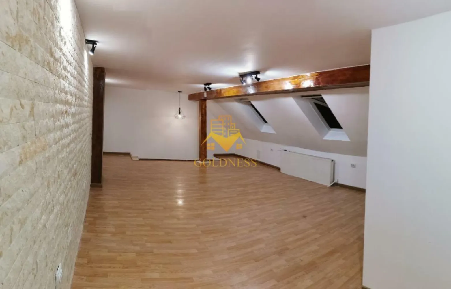 1 camera, zona centrală, Platinia, Calea Moților, spațiu pentru birou - GOLDNESS Imobiliare vă propune spre închiriere un apartament cu 1 camera, care poate avea destinație rezidențială dar poate fi folosit și ca spațiu pentru birouri. Apartamentul este la mansarda, într-un imobil de 2  etaje, în zona centrală a orasului.
Fiecare iei poate mobila și utila spațiul după bunul plac și după nevoile sale.
Se află în apropierea stațiilor de transport în comun, magazine, restaurante, spații verzi, farmacii, etc. 
 Apartamentul este compartimentat astfel:
 - camera principala
 - baie cu cabina de dus, calorifer port prosop și dulap pentru depozitare.
Imobilul este dotat cu centrală proprie.

Dacă sunteți interesați de acest apartament și doriți să îl vizionați, dar și pentru alte oferte nu ezitați să ne contactați telefonic sau prin e-mail. Vă stăm la dispoziție!
Pentru intermediere se percepe un comision de 50% din prețul chiriei!