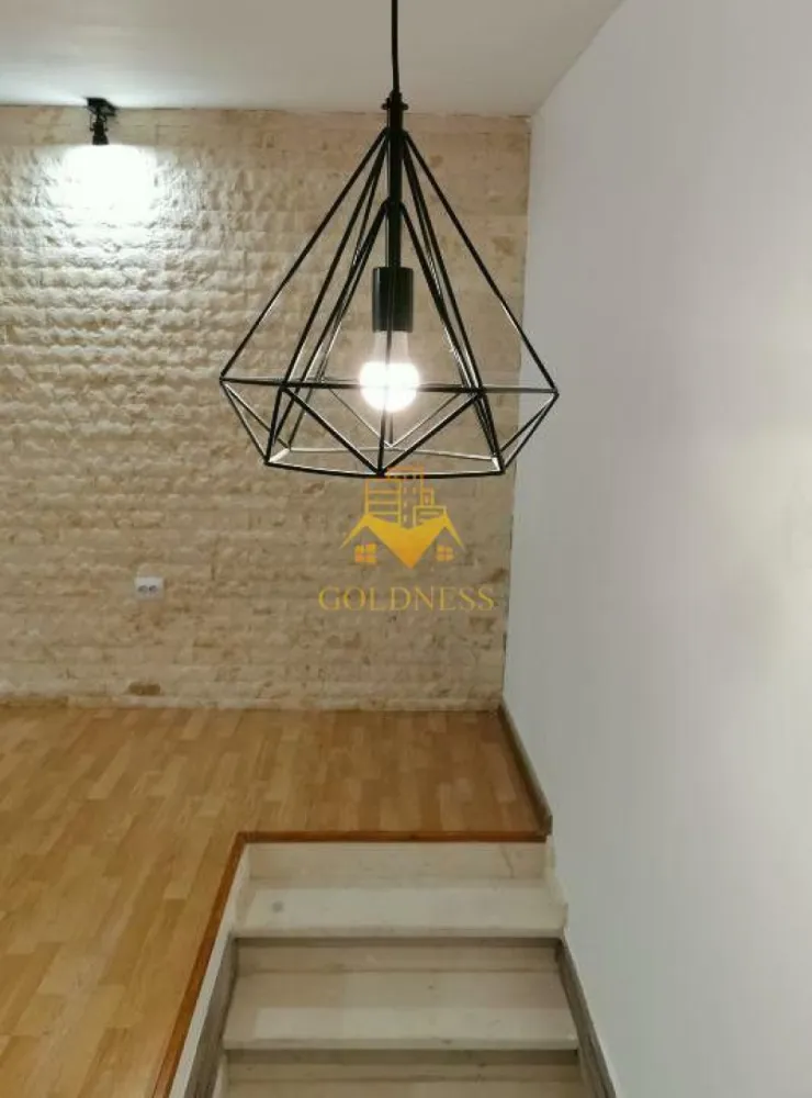 1 camera, zona centrală, Platinia, Calea Moților, spațiu pentru birou - GOLDNESS Imobiliare vă propune spre închiriere un apartament cu 1 camera, care poate avea destinație rezidențială dar poate fi folosit și ca spațiu pentru birouri. Apartamentul este la mansarda, într-un imobil de 2  etaje, în zona centrală a orasului.
Fiecare iei poate mobila și utila spațiul după bunul plac și după nevoile sale.
Se află în apropierea stațiilor de transport în comun, magazine, restaurante, spații verzi, farmacii, etc. 
 Apartamentul este compartimentat astfel:
 - camera principala
 - baie cu cabina de dus, calorifer port prosop și dulap pentru depozitare.
Imobilul este dotat cu centrală proprie.

Dacă sunteți interesați de acest apartament și doriți să îl vizionați, dar și pentru alte oferte nu ezitați să ne contactați telefonic sau prin e-mail. Vă stăm la dispoziție!
Pentru intermediere se percepe un comision de 50% din prețul chiriei!