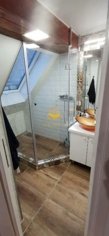 1 camera, zona centrală, Platinia, Calea Moților, spațiu pentru birou - GOLDNESS Imobiliare vă propune spre închiriere un apartament cu 1 camera, care poate avea destinație rezidențială dar poate fi folosit și ca spațiu pentru birouri. Apartamentul este la mansarda, într-un imobil de 2  etaje, în zona centrală a orasului.
Fiecare iei poate mobila și utila spațiul după bunul plac și după nevoile sale.
Se află în apropierea stațiilor de transport în comun, magazine, restaurante, spații verzi, farmacii, etc. 
 Apartamentul este compartimentat astfel:
 - camera principala
 - baie cu cabina de dus, calorifer port prosop și dulap pentru depozitare.
Imobilul este dotat cu centrală proprie.

Dacă sunteți interesați de acest apartament și doriți să îl vizionați, dar și pentru alte oferte nu ezitați să ne contactați telefonic sau prin e-mail. Vă stăm la dispoziție!
Pentru intermediere se percepe un comision de 50% din prețul chiriei!