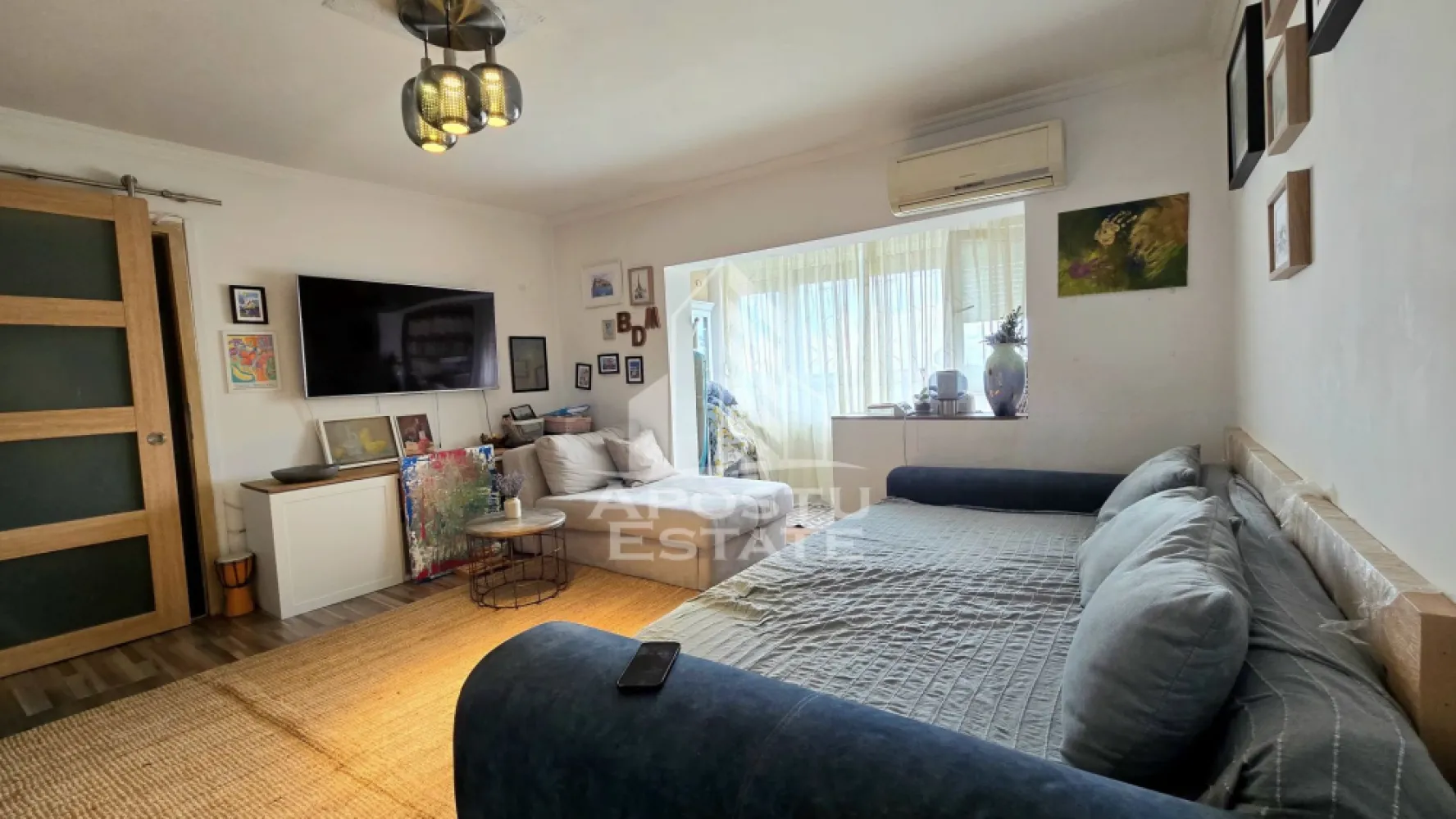 Apartament de vanzare cu 3 camere, mobilat utilat, zona Bucovina - Agentia Imobiliara Apostu Estate va propune spre vanzare un apartament modern cu 3 camere, semidecomandat, situat in zona Bucovina.

Una dintre cele mai apreciate zone ale orasului, cu acces facil catre numeroase puncte de interes, mijloace de transport, magazine si scoli. In imediata apropiere regasim Pizzeria Giovanna, Carrefour Market si Lidl, iar la 1.9km distanta Iulius Mall Timisoara.

Apartamentul este amplasat la etajul 4/4 al unui imobil cu acoperis din tabla si beneficiaza de o compartimentare practica si de un ambient cald si primitor, fiind ideal atat pentru locuit, cat si pentru investitie.

Dispune de 66 mpu si beneficaza de: tamplarie PVC si geamuri tripan, gresie, faianta, parchet, rulouri de aluminiu si usa exterioara metalica. Instalatie electrica si sanitara noua. Intrerupatoare Livolo, cu touch. Izolat interior. Acces in pod de pe casa scarii.

Compartimentare:
hol de acces;
dormitor;
living luminos cu balcon
bucatarie;
dormitor spatios;
baie cu dus, bideu si geam pentru aerisire;

Confortul termic este realizat prin intermediul termoficarii si al aparatului se aer conditionat (18.000 BTU), oferind un plus de confort pe tot parcursul anului.

Apartamentul se vinde partial mobilat si utilat complet.

Proprietatea reprezinta o alegere excelenta pentru cei care isi doresc un apartament confortabil, intr-o zona linistita si bine conectata a orasului.

Oferim consultanta bancara gratuita prin intermediul colaboratorilor nostri pentru alegerea celui mai potrivit tip de credit, astfel incat tu sa devii noul proprietar al acestui apartament.

Pentru mai multe detalii sau pentru a programa o vizionare, va stam cu drag la dispozitie.

CP3211678