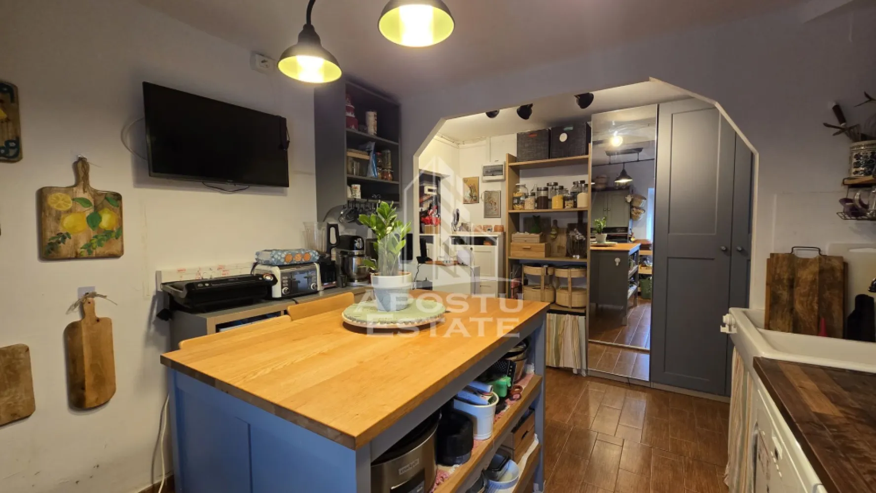 Apartament de vanzare cu 3 camere, mobilat utilat, zona Bucovina