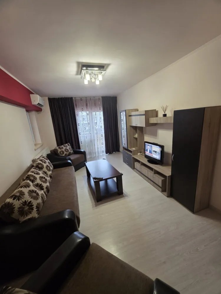 Proprietar, 2. cam. Decomandat , ultracentral - Bilateral, decomandat, ultracentral,et.2/7, &nbsp;superb. Complet mobilat și modern utilat, &nbsp;2 a.c., centrala proprie, wi-fi, etc… Liber, disponibil imediat, preferabil închiriere pe termen lung.