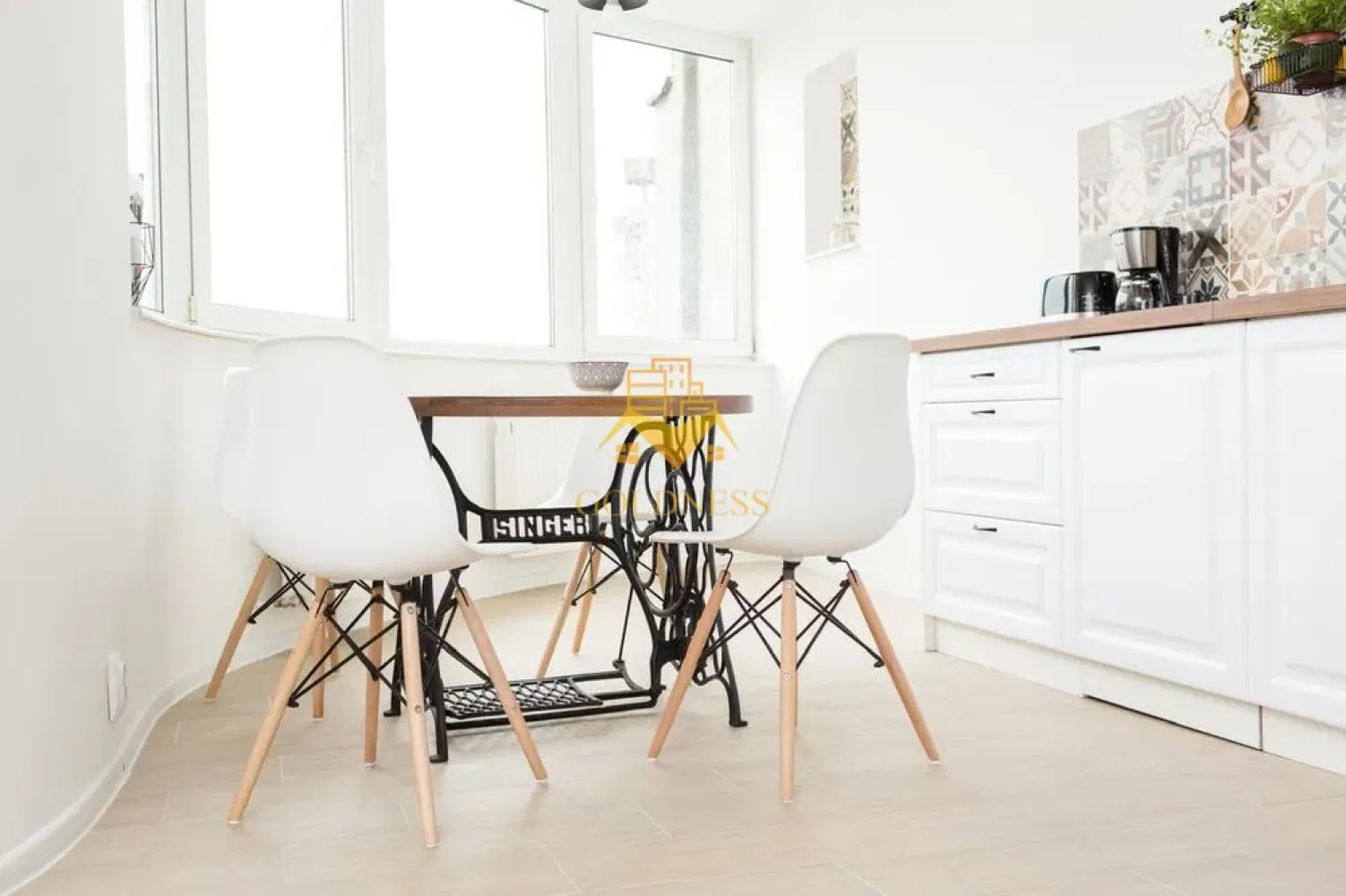 2 Camere Openspace, Modern,Cipariu, Titulescu,Fac.de drept,FSPAC,Vibre - GOLDNESS Imobiliare vă propune spre închiriere un apartament cu 2 camere complet mobilat și utilat, la etajul 4 într-un imobil de 8 etaje, în Cartierul Central.
Posibilitate de parcare in zona la liber!
Se află în apropierea stațiilor de transport în comun, magazine, restaurante, spații verzi, farmacii, etc. 

Apartamentul este compartimentat astfel:
 - dormitor cu pat matrimonial, dressing, noptiere
 - living cu bucatarie open space complet utilată și mobilată, canapea extensibilă, loc de servit masa 
 - baie cu dus walk-in, calorifer port prosop și dulap pentru depozitare.

Imobilul este dotat cu toate cele necesare- centrală proprie, frigider, aragaz, hotă, mașină de spălat haine, etc. 

Dacă sunteți interesați de acest apartament și doriți să îl vizionați, dar și pentru alte oferte nu ezitați să ne contactați telefonic sau prin e-mail. Vă stăm la dispoziție!
Pentru intermediere se percepe un comision de 50% din prețul chiriei!