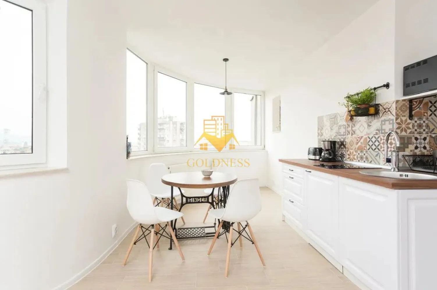 2 Camere Openspace, Modern,Cipariu, Titulescu,Fac.de drept,FSPAC,Vibre - GOLDNESS Imobiliare vă propune spre închiriere un apartament cu 2 camere complet mobilat și utilat, la etajul 4 într-un imobil de 8 etaje, în Cartierul Central.
Posibilitate de parcare in zona la liber!
Se află în apropierea stațiilor de transport în comun, magazine, restaurante, spații verzi, farmacii, etc. 

Apartamentul este compartimentat astfel:
 - dormitor cu pat matrimonial, dressing, noptiere
 - living cu bucatarie open space complet utilată și mobilată, canapea extensibilă, loc de servit masa 
 - baie cu dus walk-in, calorifer port prosop și dulap pentru depozitare.

Imobilul este dotat cu toate cele necesare- centrală proprie, frigider, aragaz, hotă, mașină de spălat haine, etc. 

Dacă sunteți interesați de acest apartament și doriți să îl vizionați, dar și pentru alte oferte nu ezitați să ne contactați telefonic sau prin e-mail. Vă stăm la dispoziție!
Pentru intermediere se percepe un comision de 50% din prețul chiriei!