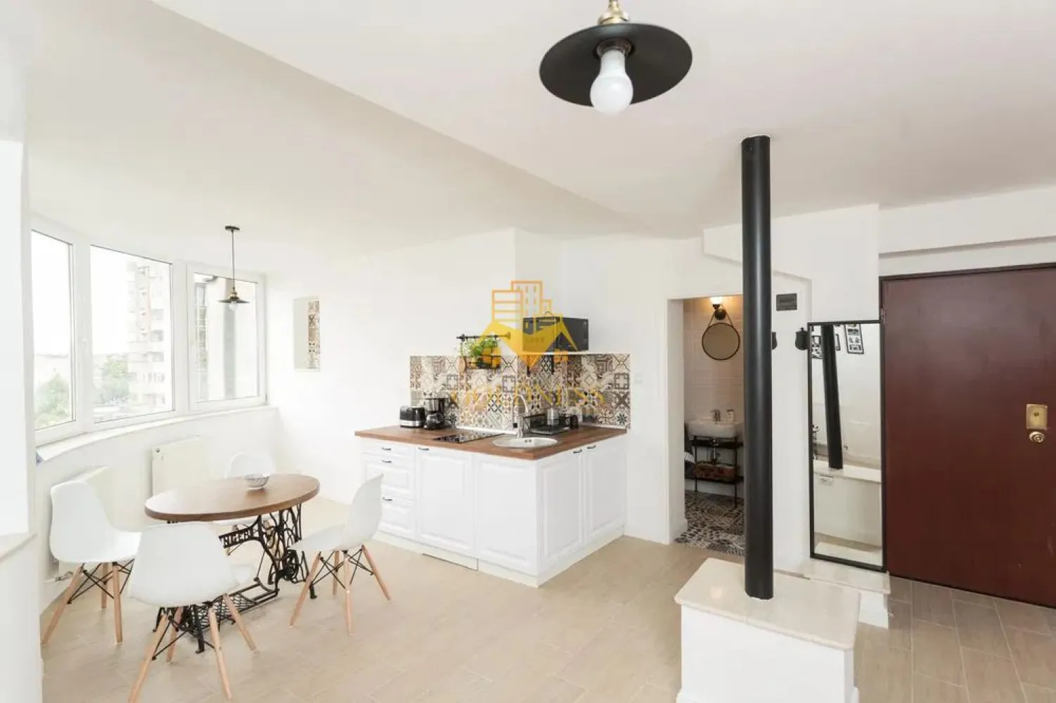 2 Camere Openspace, Modern,Cipariu, Titulescu,Fac.de drept,FSPAC,Vibre - GOLDNESS Imobiliare vă propune spre închiriere un apartament cu 2 camere complet mobilat și utilat, la etajul 4 într-un imobil de 8 etaje, în Cartierul Central.
Posibilitate de parcare in zona la liber!
Se află în apropierea stațiilor de transport în comun, magazine, restaurante, spații verzi, farmacii, etc. 

Apartamentul este compartimentat astfel:
 - dormitor cu pat matrimonial, dressing, noptiere
 - living cu bucatarie open space complet utilată și mobilată, canapea extensibilă, loc de servit masa 
 - baie cu dus walk-in, calorifer port prosop și dulap pentru depozitare.

Imobilul este dotat cu toate cele necesare- centrală proprie, frigider, aragaz, hotă, mașină de spălat haine, etc. 

Dacă sunteți interesați de acest apartament și doriți să îl vizionați, dar și pentru alte oferte nu ezitați să ne contactați telefonic sau prin e-mail. Vă stăm la dispoziție!
Pentru intermediere se percepe un comision de 50% din prețul chiriei!