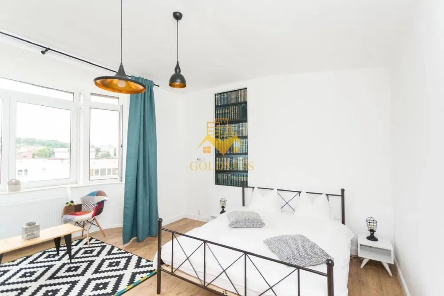 2 Camere Openspace, Modern,Cipariu, Titulescu,Fac.de drept,FSPAC,Vibre - GOLDNESS Imobiliare vă propune spre închiriere un apartament cu 2 camere complet mobilat și utilat, la etajul 4 într-un imobil de 8 etaje, în Cartierul Central.
Posibilitate de parcare in zona la liber!
Se află în apropierea stațiilor de transport în comun, magazine, restaurante, spații verzi, farmacii, etc. 

Apartamentul este compartimentat astfel:
 - dormitor cu pat matrimonial, dressing, noptiere
 - living cu bucatarie open space complet utilată și mobilată, canapea extensibilă, loc de servit masa 
 - baie cu dus walk-in, calorifer port prosop și dulap pentru depozitare.

Imobilul este dotat cu toate cele necesare- centrală proprie, frigider, aragaz, hotă, mașină de spălat haine, etc. 

Dacă sunteți interesați de acest apartament și doriți să îl vizionați, dar și pentru alte oferte nu ezitați să ne contactați telefonic sau prin e-mail. Vă stăm la dispoziție!
Pentru intermediere se percepe un comision de 50% din prețul chiriei!