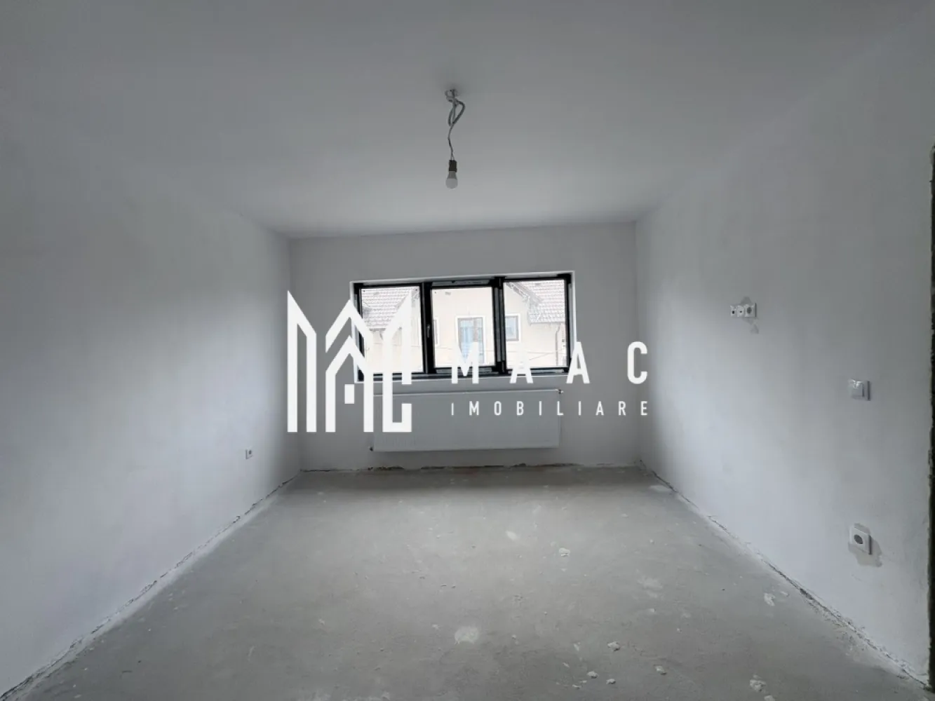 Apartament 3 camere I Etajul 1 I Decomandat I Selimbar I - MAAC Imobiliare vă propune spre vânzare un apartament situat la etajul 1 al unui bloc nou din Șelimbăr,orientare spre Sud, o proprietate potrivită atât pentru locuire, cât și pentru investiție, amplasată într-o zonă aflată în plină dezvoltare, cu acces facil către Sibiu.

Apartamentul este amplasat într-un imobil nou și beneficiază de o compartimentare practică, gândită pentru confort și funcționalitate.

Locuința este compusă din:
-2 dormitoare cu acces direct în balcon
-living cu bucătărie open space cu acces in balcon
-baie
- hol

Imobilul se predă la stadiul de alb, oferind posibilitatea personalizării finisajelor, sau, opțional, contra cost, se poate preda complet finisat, la cheie.
2982023
Pentru informații suplimentare și stabilirea unei vizionări, menționați că ați văzut anunțul cu ID CP2982023