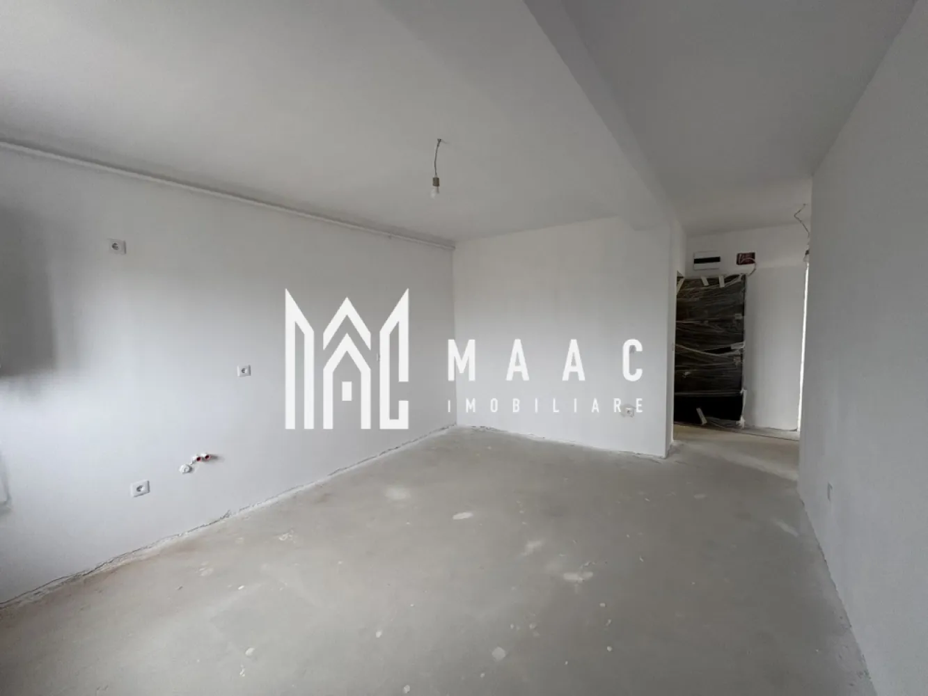 Apartament 3 camere I Etajul 1 I Decomandat I Selimbar I - MAAC Imobiliare vă propune spre vânzare un apartament situat la etajul 1 al unui bloc nou din Șelimbăr,orientare spre Sud, o proprietate potrivită atât pentru locuire, cât și pentru investiție, amplasată într-o zonă aflată în plină dezvoltare, cu acces facil către Sibiu.

Apartamentul este amplasat într-un imobil nou și beneficiază de o compartimentare practică, gândită pentru confort și funcționalitate.

Locuința este compusă din:
-2 dormitoare cu acces direct în balcon
-living cu bucătărie open space cu acces in balcon
-baie
- hol

Imobilul se predă la stadiul de alb, oferind posibilitatea personalizării finisajelor, sau, opțional, contra cost, se poate preda complet finisat, la cheie.
2982023
Pentru informații suplimentare și stabilirea unei vizionări, menționați că ați văzut anunțul cu ID CP2982023