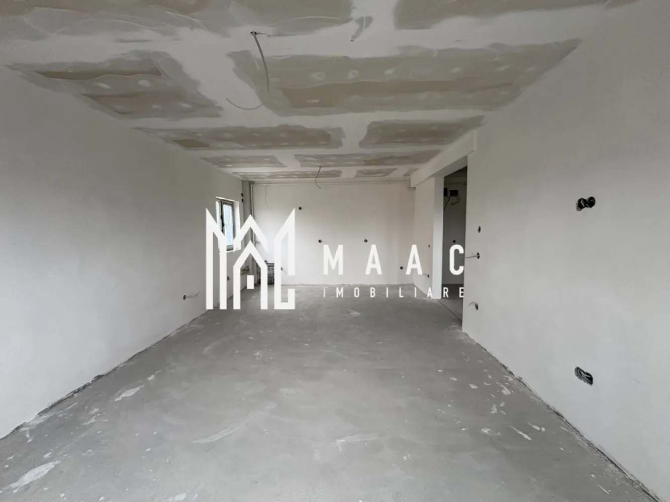 Apartament 2 camere I Etaj 2 I Parcare I Selimbar - MAAC Imobiliare vă propune spre vânzare un apartament situat la etajul 2 al unui bloc nou din Șelimbăr,orientare spre Sud, o proprietate potrivită atât pentru locuire, cât și pentru investiție, amplasată într-o zonă aflată în plină dezvoltare, cu acces facil către Sibiu.

Apartamentul este amplasat într-un imobil nou și beneficiază de o compartimentare practică, gândită pentru confort și funcționalitate.

Locuința este compusă din:
-dormitor cu acces direct în balcon
-living cu bucătărie open space cu acces in balcon
-baie 
- hol

Imobilul se predă la stadiul de alb, oferind posibilitatea personalizării finisajelor, sau, opțional, contra cost, se poate preda complet finisat, la cheie.

Pentru informații suplimentare și stabilirea unei vizionări, menționați că ați văzut anunțul cu ID CP2981947