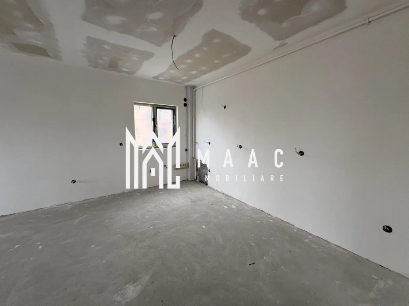 Apartament 2 camere I Etaj 2 I Parcare I Selimbar - MAAC Imobiliare vă propune spre vânzare un apartament situat la etajul 2 al unui bloc nou din Șelimbăr,orientare spre Sud, o proprietate potrivită atât pentru locuire, cât și pentru investiție, amplasată într-o zonă aflată în plină dezvoltare, cu acces facil către Sibiu.

Apartamentul este amplasat într-un imobil nou și beneficiază de o compartimentare practică, gândită pentru confort și funcționalitate.

Locuința este compusă din:
-dormitor cu acces direct în balcon
-living cu bucătărie open space cu acces in balcon
-baie 
- hol

Imobilul se predă la stadiul de alb, oferind posibilitatea personalizării finisajelor, sau, opțional, contra cost, se poate preda complet finisat, la cheie.

Pentru informații suplimentare și stabilirea unei vizionări, menționați că ați văzut anunțul cu ID CP2981947