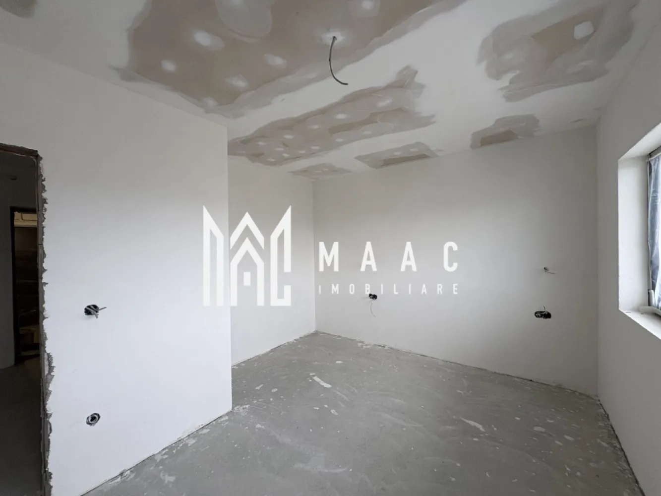 Apartament 2 camere I Etaj 2 I Parcare I Selimbar - MAAC Imobiliare vă propune spre vânzare un apartament situat la etajul 2 al unui bloc nou din Șelimbăr,orientare spre Sud, o proprietate potrivită atât pentru locuire, cât și pentru investiție, amplasată într-o zonă aflată în plină dezvoltare, cu acces facil către Sibiu.

Apartamentul este amplasat într-un imobil nou și beneficiază de o compartimentare practică, gândită pentru confort și funcționalitate.

Locuința este compusă din:
-dormitor cu acces direct în balcon
-living cu bucătărie open space cu acces in balcon
-baie 
- hol

Imobilul se predă la stadiul de alb, oferind posibilitatea personalizării finisajelor, sau, opțional, contra cost, se poate preda complet finisat, la cheie.

Pentru informații suplimentare și stabilirea unei vizionări, menționați că ați văzut anunțul cu ID CP2981947