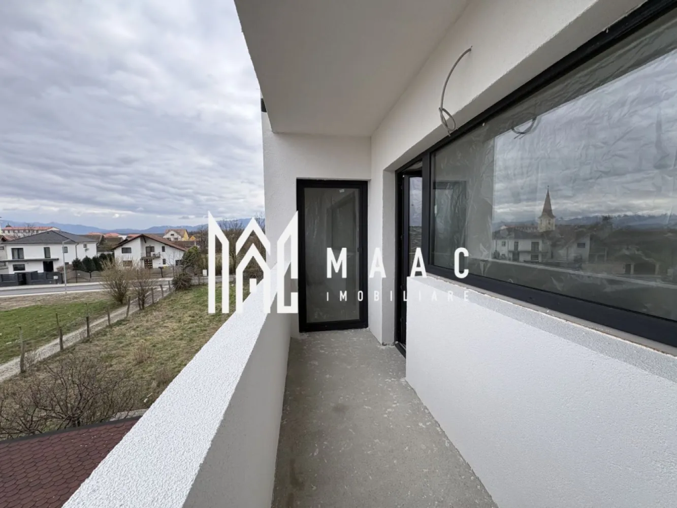 Apartament 2 camere I Etaj 2 I Parcare I Selimbar - MAAC Imobiliare vă propune spre vânzare un apartament situat la etajul 2 al unui bloc nou din Șelimbăr,orientare spre Sud, o proprietate potrivită atât pentru locuire, cât și pentru investiție, amplasată într-o zonă aflată în plină dezvoltare, cu acces facil către Sibiu.

Apartamentul este amplasat într-un imobil nou și beneficiază de o compartimentare practică, gândită pentru confort și funcționalitate.

Locuința este compusă din:
-dormitor cu acces direct în balcon
-living cu bucătărie open space cu acces in balcon
-baie 
- hol

Imobilul se predă la stadiul de alb, oferind posibilitatea personalizării finisajelor, sau, opțional, contra cost, se poate preda complet finisat, la cheie.

Pentru informații suplimentare și stabilirea unei vizionări, menționați că ați văzut anunțul cu ID CP2981947