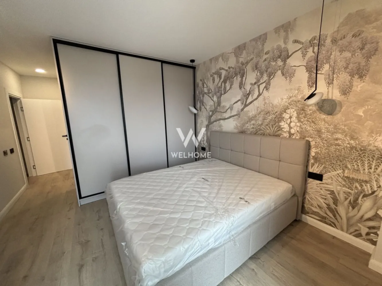 Apartament PREMIUM 3 camere cu parcare subterana - zona Centrala - Apartament NOU 3 camere cu VIEW deosebit - ansamblul Urban 42, Str. Lânii

- Suprafața utilă: 80 mp + balcon generos, ideale pentru relaxare.
 Imobil generos, luminos, situat într-o clădire deosebită, cu finisaje de calitate superioară. 
 Apartamentul se află la etajul 3 din 4 al unei clădiri cu lift de ultimă generație.
 Compartimentat astfel: living generos cu bucătărie open space - complet mobilată și echipată cu electrocasnice noi, două dormitoare, spații de depozitare, două băi, boxă la subsol, balcon.
 Apartamentul este dotat cu încălzire în pardoseală, aer condiționat, TV, mașină de spălat rufe, uscător.
 Situat intr-o zonă liniștită, stradă privată, aproape de centrul orasului cu acces facil la supermarket: Kaufland, Penny, Lidl, complexul comercial Cibinium (ING, Mândra, Bătrânul Sas etc.). 
 Priveliște spectaculoasă spre centrul istoric al oraşului Sibiu.
 Dotat cu aer condiționat și încălzire în pardoseală.
 Apartamentul va fi mobilat complet în cel mai scurt timp, urmând montarea canapelei, draperiilor, TV-ului și a ultimelor decorațiuni (exact ca în cele 2 randări prezentate). 
 Loc de parcare subteran + locuri pentru vizitatori.
 Nu se acceptă animale de companie. 
 Perioadă minimă închiriere 12 luni. 

Chirie lunara: 1000 Euro + garanție 
Comision client: 50% din prima chirie
Telefon: 0747639802