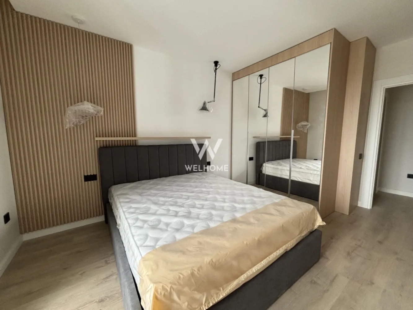 Apartament PREMIUM 3 camere cu parcare subterana - zona Centrala - Apartament NOU 3 camere cu VIEW deosebit - ansamblul Urban 42, Str. Lânii

- Suprafața utilă: 80 mp + balcon generos, ideale pentru relaxare.
 Imobil generos, luminos, situat într-o clădire deosebită, cu finisaje de calitate superioară. 
 Apartamentul se află la etajul 3 din 4 al unei clădiri cu lift de ultimă generație.
 Compartimentat astfel: living generos cu bucătărie open space - complet mobilată și echipată cu electrocasnice noi, două dormitoare, spații de depozitare, două băi, boxă la subsol, balcon.
 Apartamentul este dotat cu încălzire în pardoseală, aer condiționat, TV, mașină de spălat rufe, uscător.
 Situat intr-o zonă liniștită, stradă privată, aproape de centrul orasului cu acces facil la supermarket: Kaufland, Penny, Lidl, complexul comercial Cibinium (ING, Mândra, Bătrânul Sas etc.). 
 Priveliște spectaculoasă spre centrul istoric al oraşului Sibiu.
 Dotat cu aer condiționat și încălzire în pardoseală.
 Apartamentul va fi mobilat complet în cel mai scurt timp, urmând montarea canapelei, draperiilor, TV-ului și a ultimelor decorațiuni (exact ca în cele 2 randări prezentate). 
 Loc de parcare subteran + locuri pentru vizitatori.
 Nu se acceptă animale de companie. 
 Perioadă minimă închiriere 12 luni. 

Chirie lunara: 1000 Euro + garanție 
Comision client: 50% din prima chirie
Telefon: 0747639802