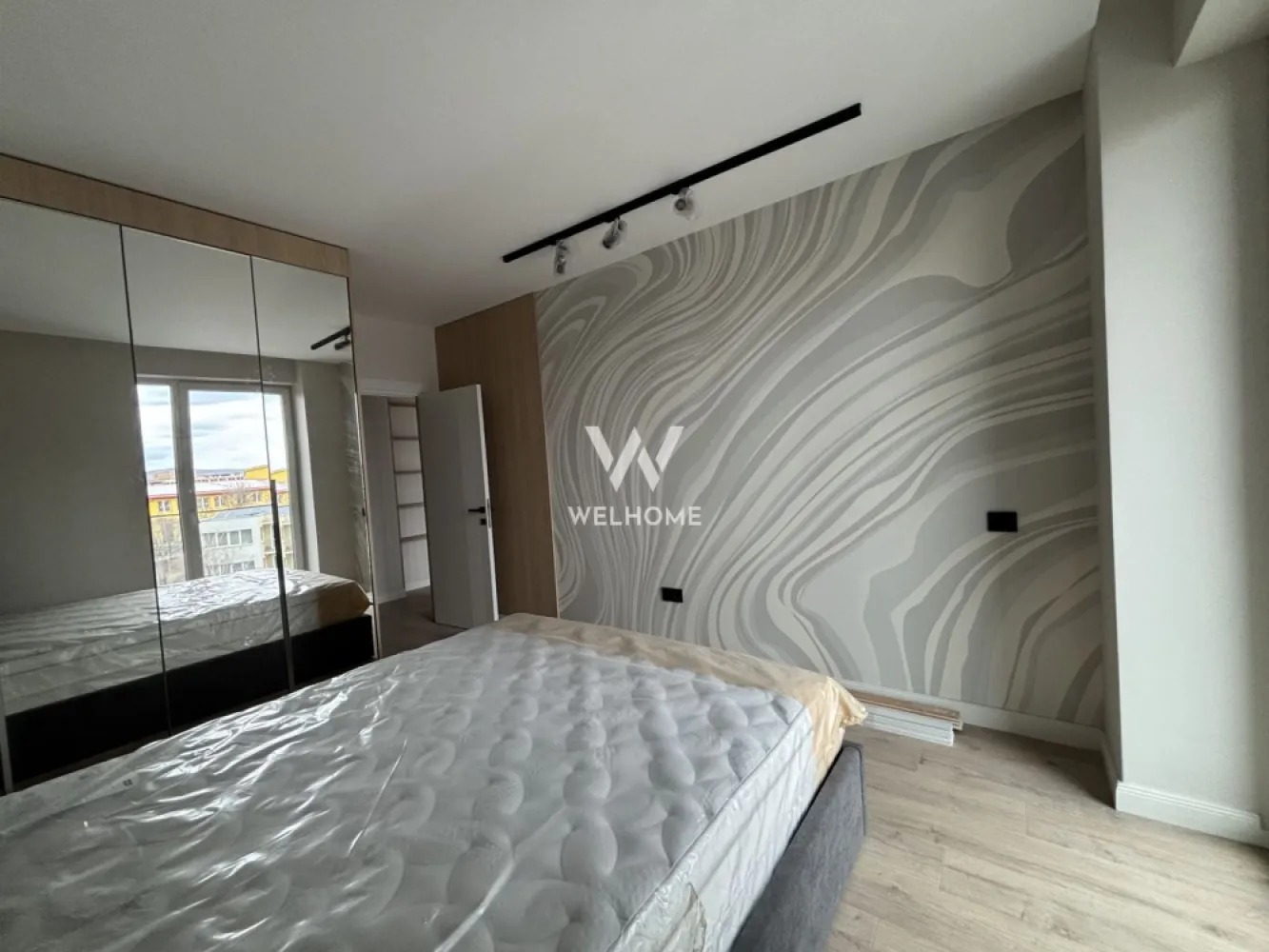 Apartament PREMIUM 3 camere cu parcare subterana - zona Centrala - Apartament NOU 3 camere cu VIEW deosebit - ansamblul Urban 42, Str. Lânii

- Suprafața utilă: 80 mp + balcon generos, ideale pentru relaxare.
 Imobil generos, luminos, situat într-o clădire deosebită, cu finisaje de calitate superioară. 
 Apartamentul se află la etajul 3 din 4 al unei clădiri cu lift de ultimă generație.
 Compartimentat astfel: living generos cu bucătărie open space - complet mobilată și echipată cu electrocasnice noi, două dormitoare, spații de depozitare, două băi, boxă la subsol, balcon.
 Apartamentul este dotat cu încălzire în pardoseală, aer condiționat, TV, mașină de spălat rufe, uscător.
 Situat intr-o zonă liniștită, stradă privată, aproape de centrul orasului cu acces facil la supermarket: Kaufland, Penny, Lidl, complexul comercial Cibinium (ING, Mândra, Bătrânul Sas etc.). 
 Priveliște spectaculoasă spre centrul istoric al oraşului Sibiu.
 Dotat cu aer condiționat și încălzire în pardoseală.
 Apartamentul va fi mobilat complet în cel mai scurt timp, urmând montarea canapelei, draperiilor, TV-ului și a ultimelor decorațiuni (exact ca în cele 2 randări prezentate). 
 Loc de parcare subteran + locuri pentru vizitatori.
 Nu se acceptă animale de companie. 
 Perioadă minimă închiriere 12 luni. 

Chirie lunara: 1000 Euro + garanție 
Comision client: 50% din prima chirie
Telefon: 0747639802