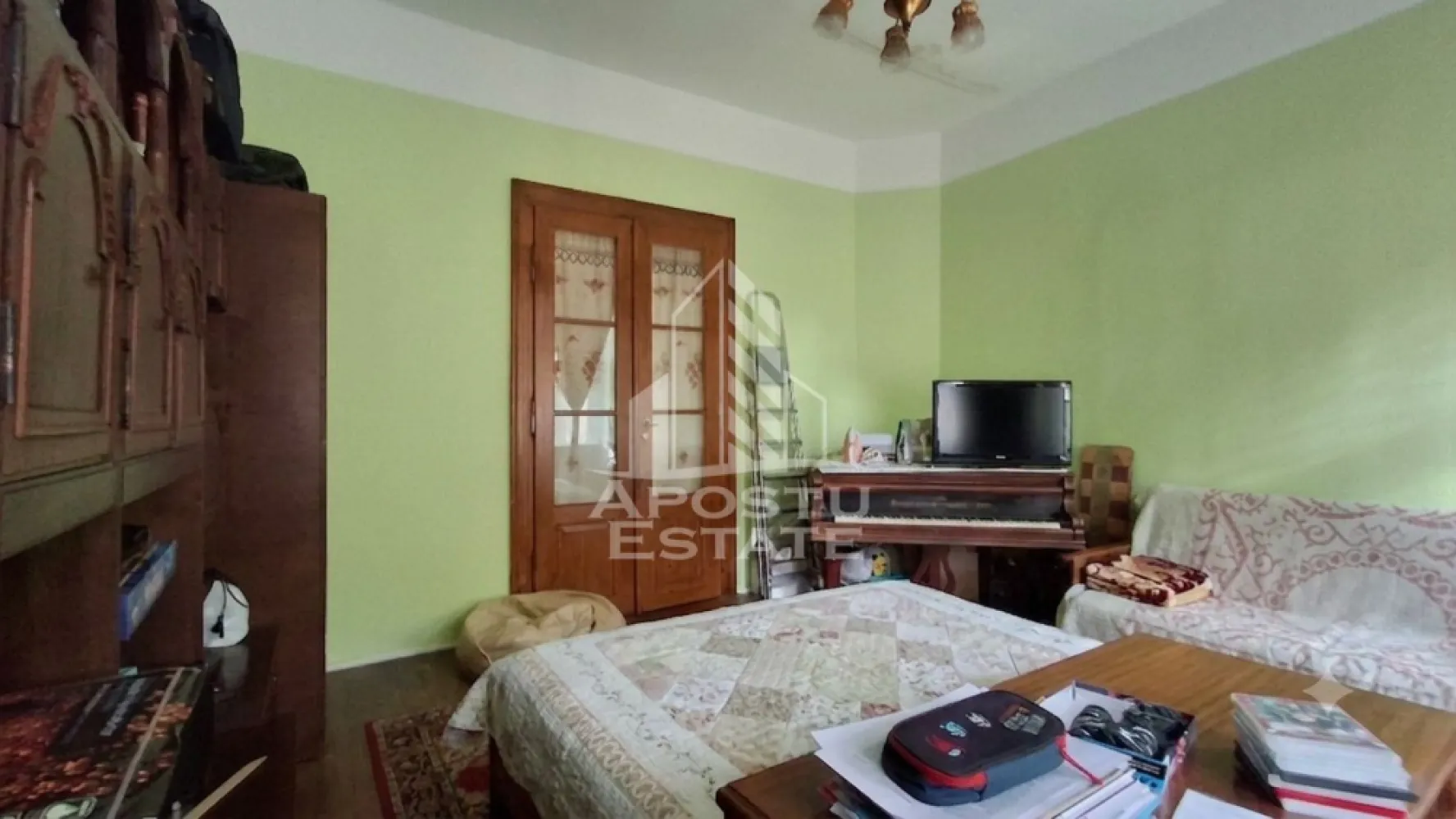 Apartament la casa, 3 camere Etaj 1 - Apostu Estate va propune spre vanzare un apartament la casa, situat la etajul 1, intr-o curte comuna, o proprietate ideala pentru cei care apreciaza constructiile solide si spatiile generoase.

Apartamentul este semidecomandat si dispune de o suprafata construita de 135 mp, avand 3 camere, dintre care 2 dormitoare spatioase, un living primitor, o bucatarie cu iesire intr-un balcon comun, o baie cu camera tehnica alaturi, hol, oferind si posibilitati de reamenajare.

Imobilul face parte dintr-o casa construita in anul 1860, remarcandu-se prin peretii foarte grosi din caramida, care asigura o rezistenta deosebita, un climat interior placut pe tot parcursul anului si o buna izolare fonica. Proprietatea pastreaza farmecul constructiilor de odinioara, oferind in acelasi timp posibilitatea de modernizare dupa preferintele noului proprietar.
Apartamentul beneficiaza de tamplarie din lemn, acoperis din tigla si dispune de toate utilitatile necesare: curent electric, apa, gaz si canalizare. De asemenea, accesul in imobil este securizat prin interfon.

Aceasta proprietate reprezinta o oportunitate excelenta atat pentru locuinta proprie, cat si pentru investitie, datorita suprafetei generoase, constructiei solide si potentialului ridicat de amenajare.
Pentru mai multe informatii si programarea unei vizionari, echipa Apostu Estate va ofera consultanta completa pe tot parcursul tranzactiei, inclusiv sprijin pentru obtinerea unui credit imobiliar si asistenta notariala pana la finalizarea cu succes a achizitiei.
ID: CP3207224