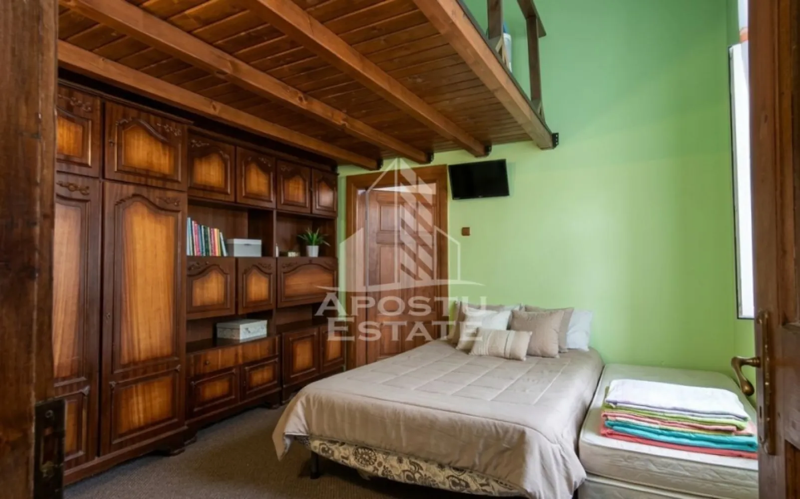 Apartament la casa, 3 camere Etaj 1 - Apostu Estate va propune spre vanzare un apartament la casa, situat la etajul 1, intr-o curte comuna, o proprietate ideala pentru cei care apreciaza constructiile solide si spatiile generoase.

Apartamentul este semidecomandat si dispune de o suprafata construita de 135 mp, avand 3 camere, dintre care 2 dormitoare spatioase, un living primitor, o bucatarie cu iesire intr-un balcon comun, o baie cu camera tehnica alaturi, hol, oferind si posibilitati de reamenajare.

Imobilul face parte dintr-o casa construita in anul 1860, remarcandu-se prin peretii foarte grosi din caramida, care asigura o rezistenta deosebita, un climat interior placut pe tot parcursul anului si o buna izolare fonica. Proprietatea pastreaza farmecul constructiilor de odinioara, oferind in acelasi timp posibilitatea de modernizare dupa preferintele noului proprietar.
Apartamentul beneficiaza de tamplarie din lemn, acoperis din tigla si dispune de toate utilitatile necesare: curent electric, apa, gaz si canalizare. De asemenea, accesul in imobil este securizat prin interfon.

Aceasta proprietate reprezinta o oportunitate excelenta atat pentru locuinta proprie, cat si pentru investitie, datorita suprafetei generoase, constructiei solide si potentialului ridicat de amenajare.
Pentru mai multe informatii si programarea unei vizionari, echipa Apostu Estate va ofera consultanta completa pe tot parcursul tranzactiei, inclusiv sprijin pentru obtinerea unui credit imobiliar si asistenta notariala pana la finalizarea cu succes a achizitiei.
ID: CP3207224