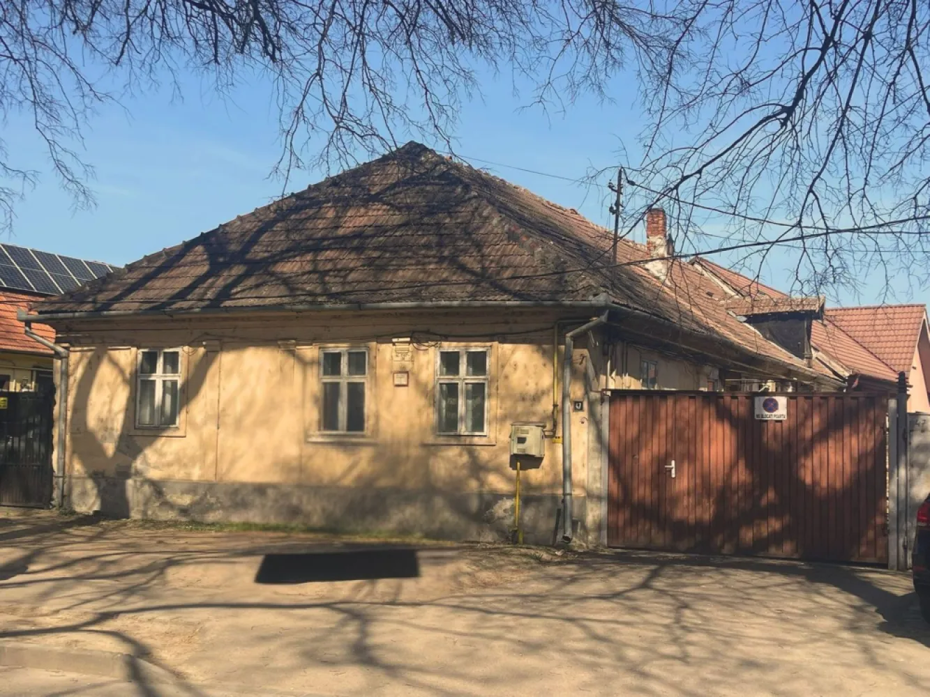 Casă ultracentrală, Oradea – locație premium, potențial excelent - ImmoSELL.ro vă propune spre vânzare o proprietate versatilă, situată ultracentral în Oradea, la doar 2 minute de Primăria Oradea, într-o zonă cu vizibilitate foarte bună și acces facil.

Construită pe un teren de 160 mp, proprietatea beneficiază de front stradal generos, deschidere la strada principală și un plus de intimitate datorită retragerii de la drum și spațiului verde din față.

Datorită poziționării excelente, imobilul este ideal atât pentru locuință, cât și pentru cabinet avocat, cabinet medical, birouri, salon de înfrumusețare sau showroom.

Preț: 165.000 euro, negociabil.

Pentru mai multe detalii și programarea unei vizionări, vă invităm să ne contactați.
Sorin Gligor: 0731 290 032
www.immosell.ro