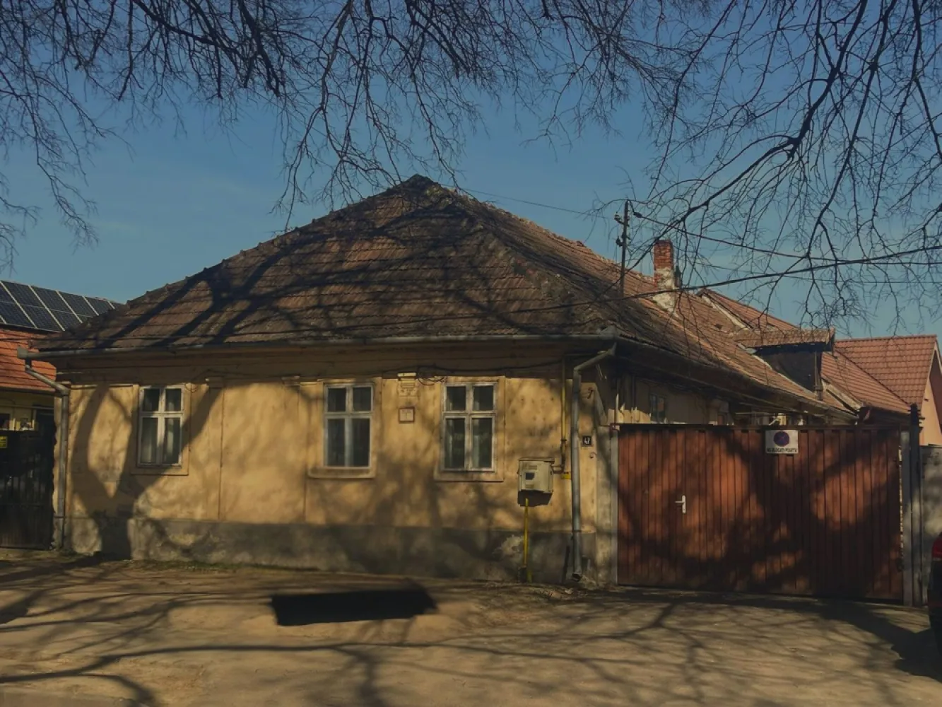 Casă ultracentrală, Oradea – locație premium, potențial excelent - ImmoSELL.ro vă propune spre vânzare o proprietate versatilă, situată ultracentral în Oradea, la doar 2 minute de Primăria Oradea, într-o zonă cu vizibilitate foarte bună și acces facil.

Construită pe un teren de 160 mp, proprietatea beneficiază de front stradal generos, deschidere la strada principală și un plus de intimitate datorită retragerii de la drum și spațiului verde din față.

Datorită poziționării excelente, imobilul este ideal atât pentru locuință, cât și pentru cabinet avocat, cabinet medical, birouri, salon de înfrumusețare sau showroom.

Preț: 165.000 euro, negociabil.

Pentru mai multe detalii și programarea unei vizionări, vă invităm să ne contactați.
Sorin Gligor: 0731 290 032
www.immosell.ro
